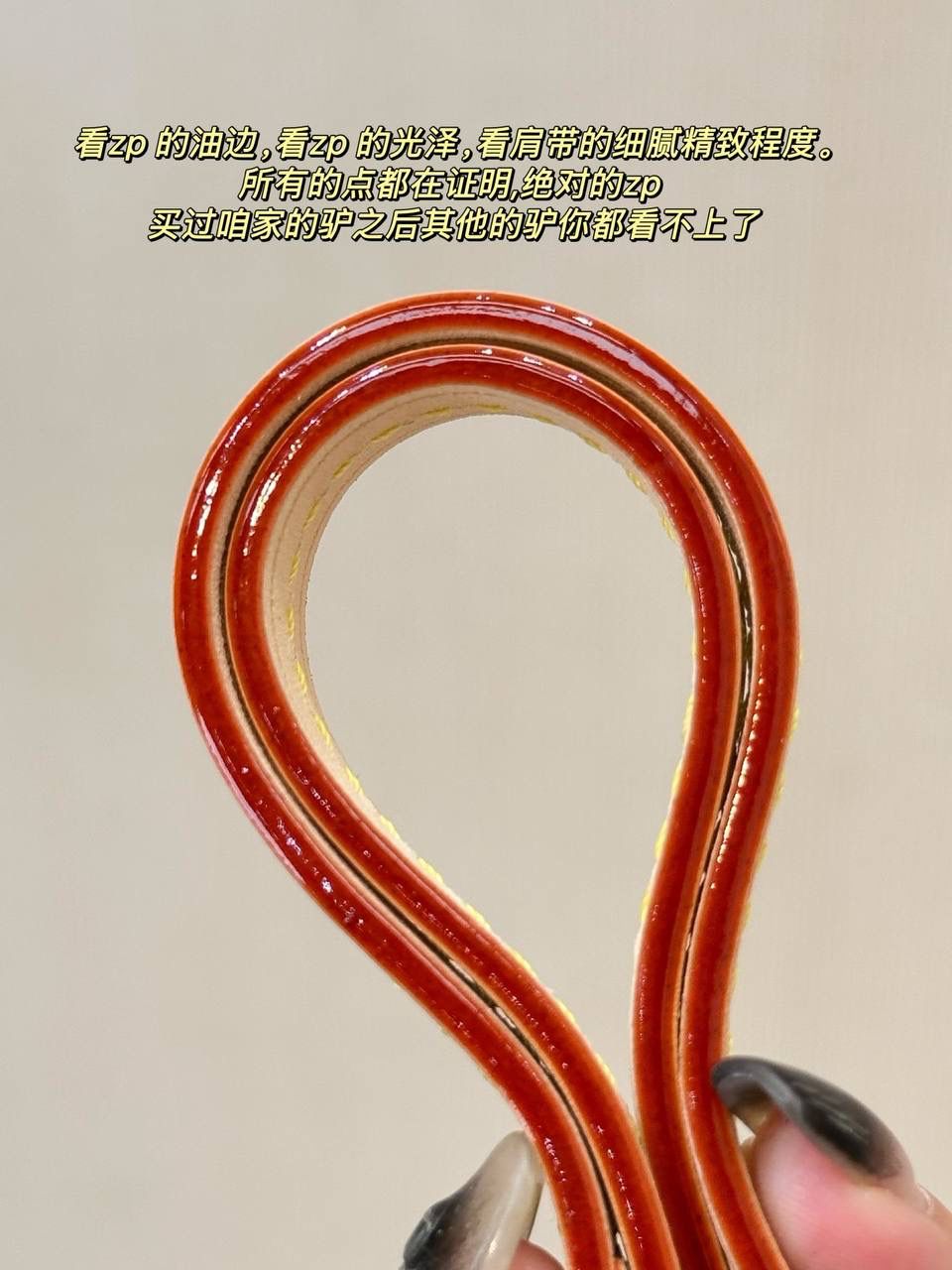 LV白三彩村上隆合作款麻将包来了👜✨ 刘亦菲都爱的白三彩麻将包！有被惊喜到！这小东西真的太得我心了。白底上点缀撞色的三彩老花，真的有被这个配色嗲到！ 这款包虽然小，但是五金非常多，全钢五金的成本你们都懂的！咱家的lv牌，只做顶级版，所以用料、做工、包型都没得挑了～配全套包装发货，实用与颜值并存的神奇爆款🔥🤟🏻 尺寸：22-13-4cm