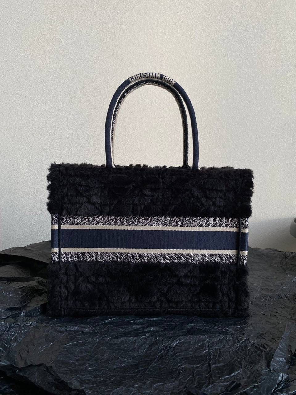 🈶黑蓝中号 𝗖𝗗 𝗕𝗼𝗼𝗸 𝗧𝗼𝘁𝗲 毛茸茸 最新冬季款简直不要太可爱呀🥹❤️ 皮毛一体的切割工艺，真的绝美 软乎乎的手感，暖暖的绒毛太治愈了 自带温柔属性的贵气氛围感，还很显嫩 磕到我心巴上了，忍不住心动一万次 秋冬战包的第一只，必是它！冲鸭😎🖤 36×27×16cm