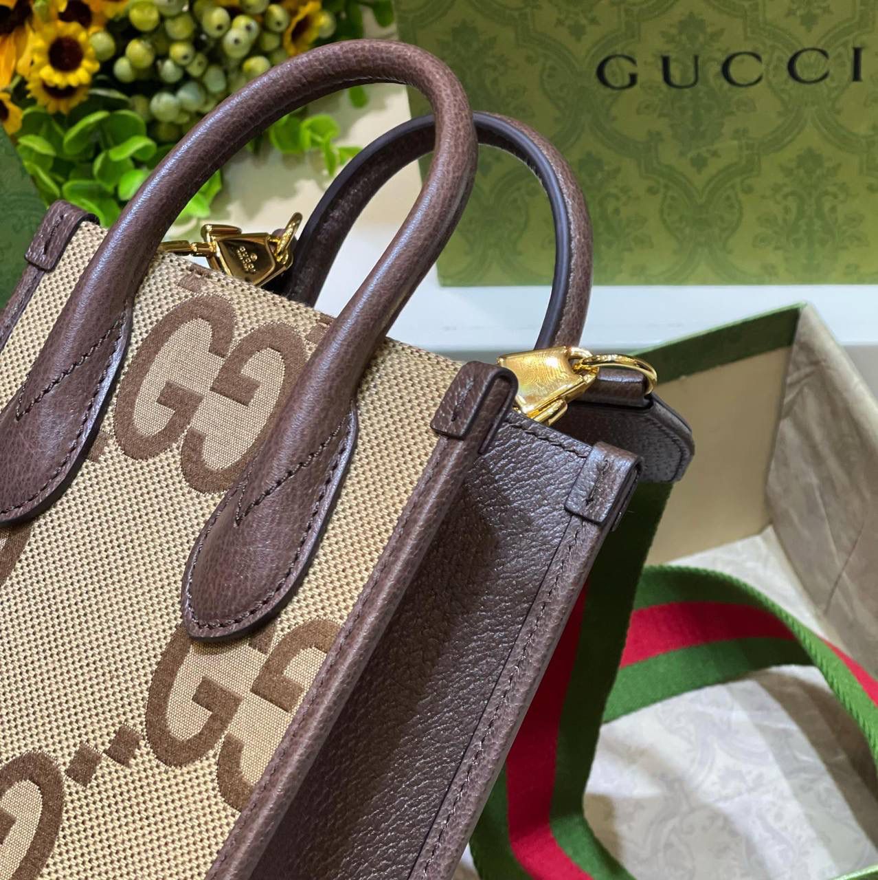 ✈️✈️✈️🔥帆布双G 托特包 # ▫️型号：699406 ▫️尺寸：20*16*7cm 全网火爆📍琴谱托特包Jumbo 无论是外形还是质感都非常棒，简洁的外形，全新的Jumbo双G帆布➕棕色原厂皮牛皮❗️颜色上丰富了层次，也更显得妩媚优雅。完全不踩雷的包型、直接bi眼入[666]