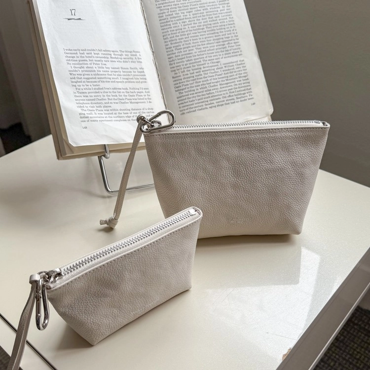 【收納包】 預訂_Stand Pouch M By Bucks & leather