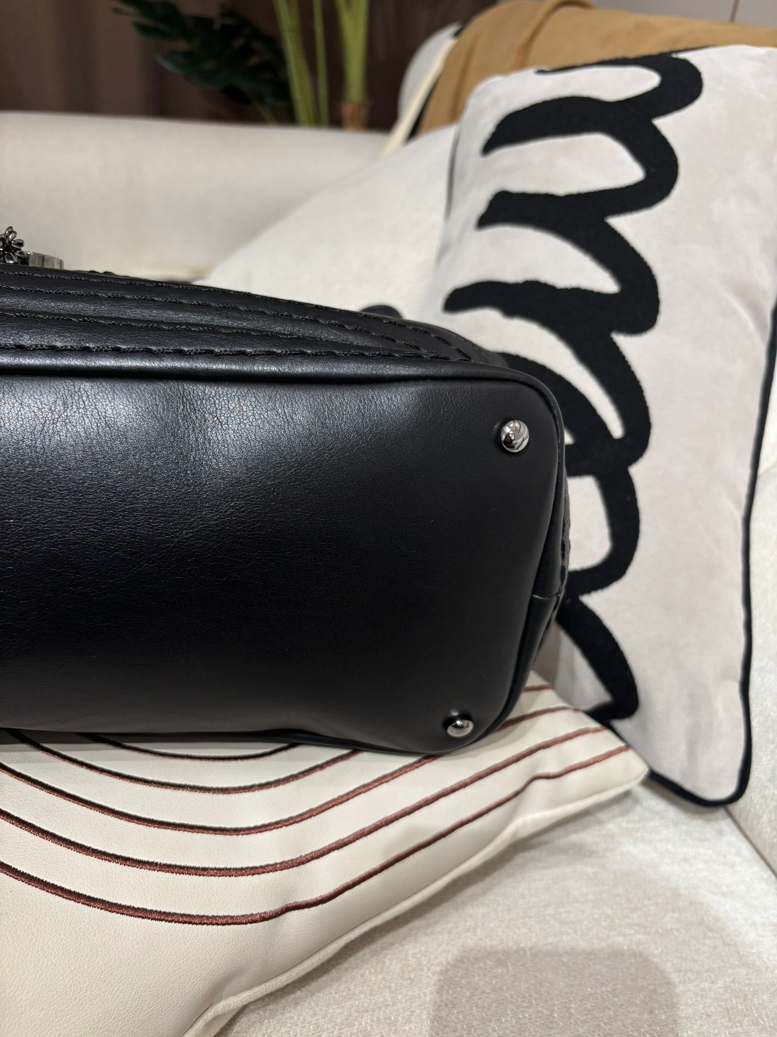 Chanel Shoulder Bag 黑色牛皮銀扣100%Authentic, 98%New ✅11Card ✅Dust bag