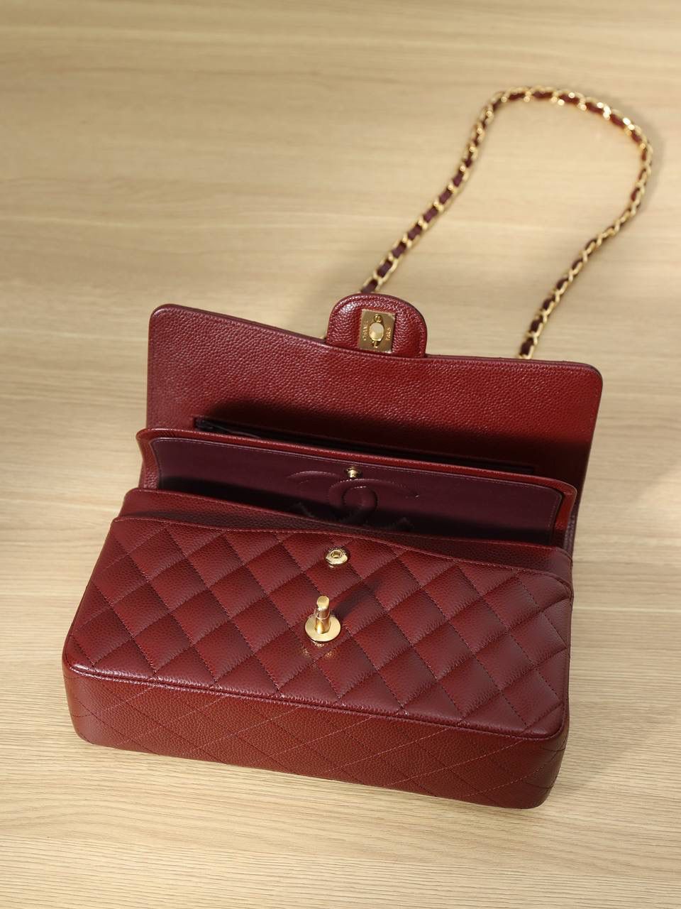 CF枣红金25cm❤️‍🩹 我们家的货出来就是风靡全网 独家正品原厂皮渠道货、荔枝纹银扣出货啦！ 独家渠道货，真正的进口原厂货，正品工艺品质，我们确保所有材料，五金，车线，油边都达到正品百分百的原厂渠道材料，连味道都能一样‼️🔥