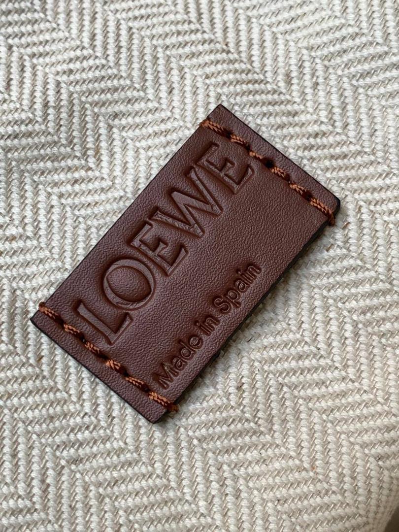 📍小号𝘼𝙣𝙖𝙜𝙧𝙖𝙢 𝙏𝙤𝙩𝙚镂空包 —【黑色到货😍】 编码：652210 尺寸：𝟑𝟐-𝟏𝟐-𝟐𝟓.𝟓𝐜𝐦 ❤️以品牌经典Anagram图案镂空牛皮革制成，搭配牛皮革提手肩带和人字形棉帆布束带内袋。 ❤️可肩背或手提。包包自重轻，容量大，优雅与洒脱，自由切换。