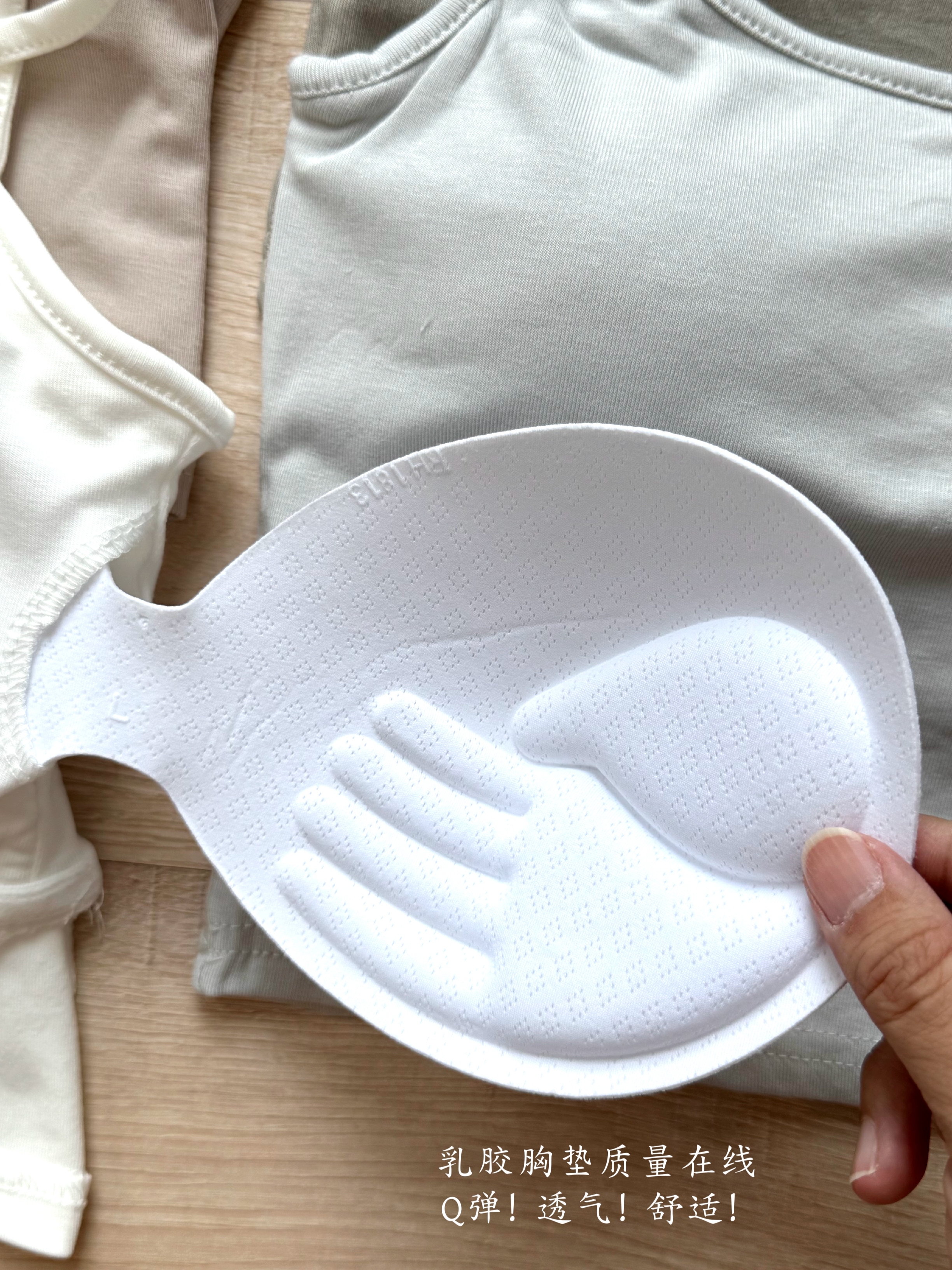 跑量福利价 Jelly Buny Everyday Padded Top (removeble) 冰凉果冻Feel自带胸垫吊带背心 (可拆卸）( 8 Colours )