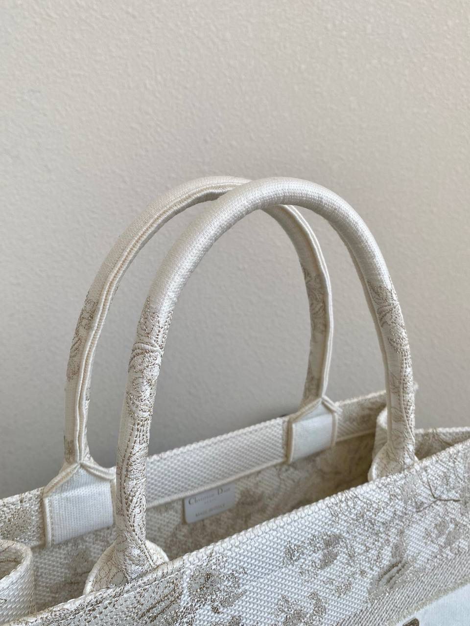 🈶金色中号 𝗖𝗗 𝗕𝗼𝗼𝗸 𝘁𝗼𝘁𝗲23圣诞限定"冬日花园"💕💕 充满诗意和繁花盛放，对花卉的喜爱 即使在严寒的冬天都要鲜花围绕 这是刻在骨子里的浪漫 这不只是包，还是艺术品 36.5×28×17.5cm