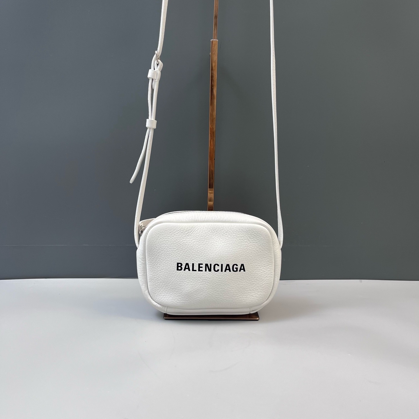 【預訂貨品】巴黎世家白色全皮相機包