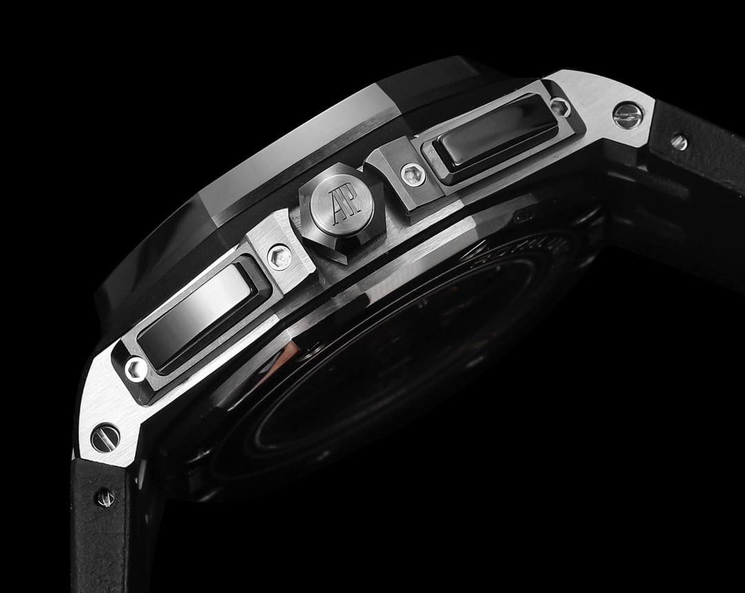 🚀皇家橡树离岸型26400/26238/26470系列正式登场！款式最全，做工最好的爱彼计时款腕表来了，有做工好的顶级货💯🔥廉价的小厂货就别去考虑了！ 1，机芯采用12位小秒的定制版3126计时机芯，完美还原原版所有功能。经过精密打磨，大大加强了其稳定性。 2，其中碳纤维系列表壳采用全新碳纤维复合材料——「Carbon TPT® B.4」打造，这种高科技材料比常规 Carbon TPT® 密度提高4%，纤维硬度提升15%，树脂强度提升30%，材料结构经过各项异性优化，保持轻盈同时无比坚韧，提供迄今最强的抗冲击性能。 3，字面颜色均采用目前最先进电镀技术，非几年前的简单喷漆技术。每一个巧克力格纹装饰，通过CNC级别打磨，无限接近原版。 4，同步原版搭载微微活动头粒，胶带采用进口氟橡胶材质，皮带采用美洲鳄鱼皮材质，更加耐磨耐造。