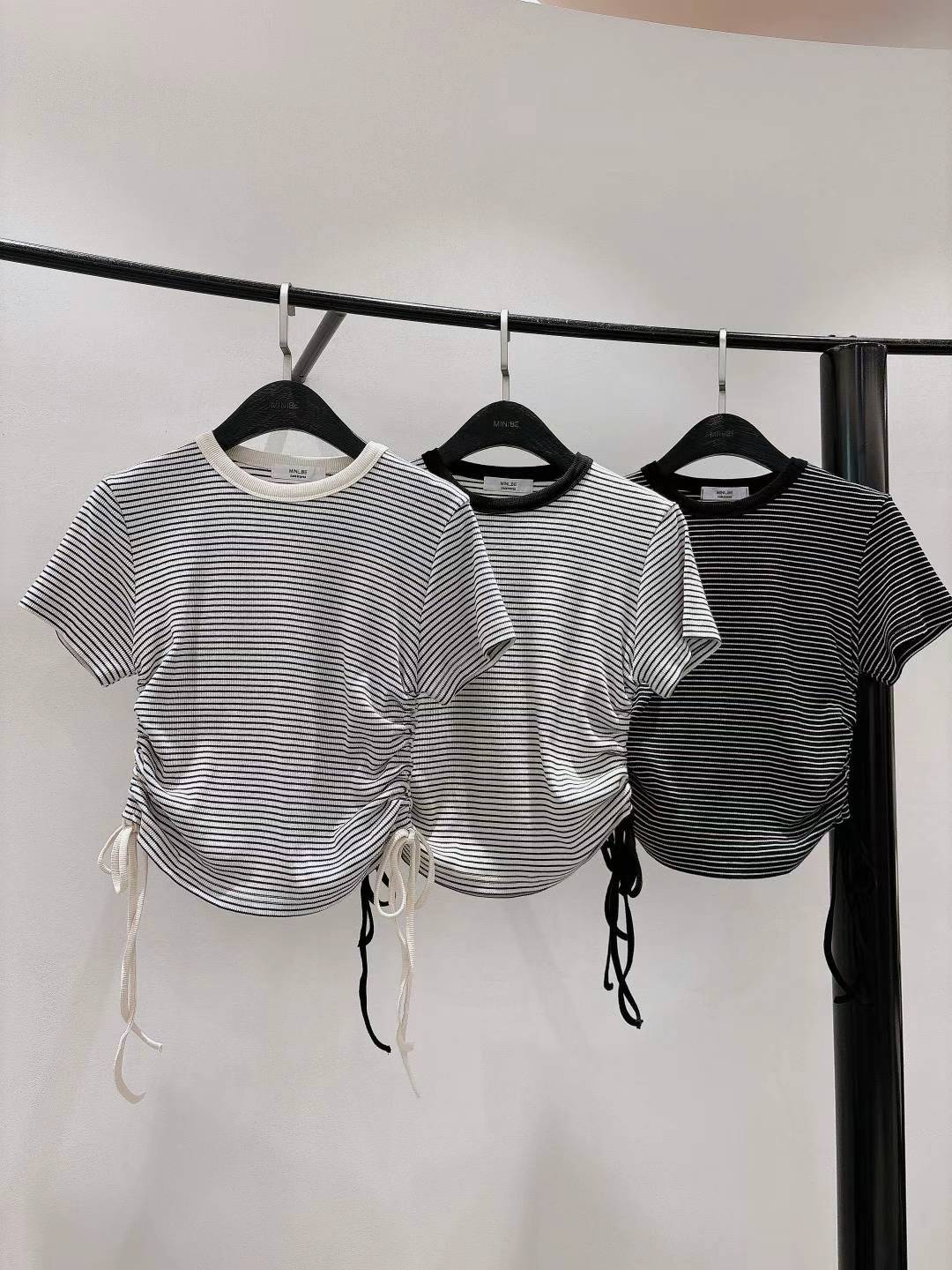 Striped Tee with Side Drawstring Detail‖ 侧抽绳设计感条纹T恤 KR0143442