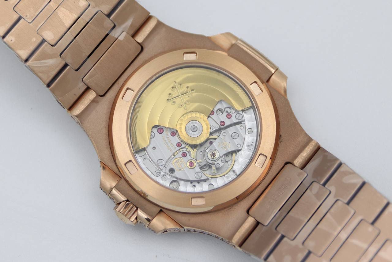 百达翡丽鹦鹉螺满天星V3版。少量到货！！！独家还原正品后镶钻。 全新修正V2版不足的四大细节： 1.表盘上12个条形刻度，根据原装5711字钉开模，效果保持了跟原装一致的黑油条形夜光刻度。 2.全新定制原版324机芯，V3版本机芯摆轮位置与原装一致，CNC数控技术打造机芯夹板，深度洗花和刻字，效果保持了原装应有的细节，机芯结构还原度极高。 3.表带升级还原正品后镶钻侧面表带镶石工艺：挑战难度极高百达翡丽鹦鹉螺侧边镶钻表带R8制表师历练数年多次，尝试过无数种加工工艺，即使再难也有破釜沉舟的心态，如今终于大功告成，还原正品后镶钻效果，是目前唯一可以做到表带侧边镶钻工艺。 4.指针升级：秒针中心点升级为针轴秒针。 （让你体验最奢华百达翡丽鹦鹉螺）