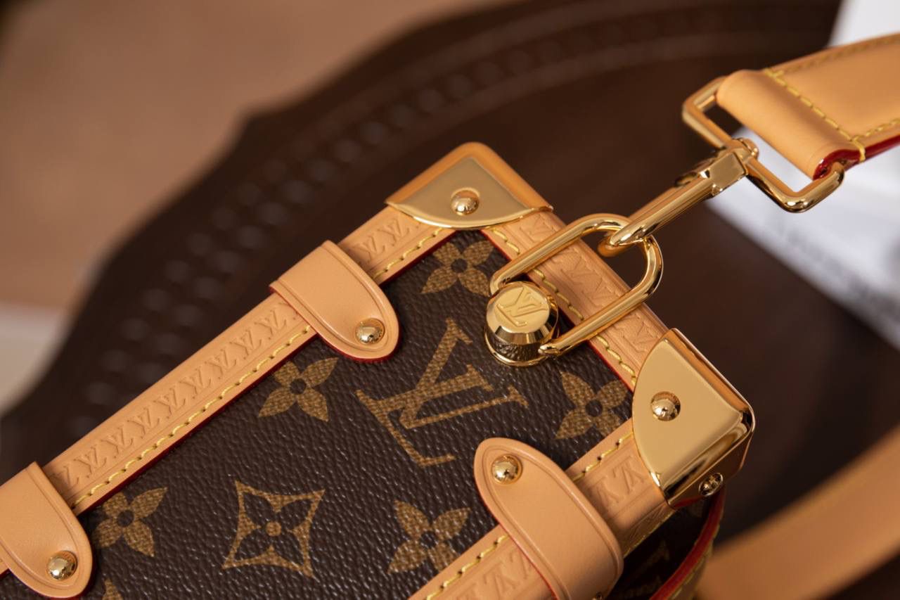 LV SIDE TRUNK🎀 用的是 A+ 级全钢五金，结实又耐用，拿在手上很有分量感，看起来就很 luxe。再配上 进口高弹面料，摸起来舒服，还有一点点光泽感，整体很时尚💖 包装是 全套包装，感觉真的很有档次，送人或自己用都很可以～ 中号：尺寸 21 × 14 × 6cm 小号：尺寸 18 x 12.5 x 8cm 大小刚刚好，小巧但很实用，出门背超方便💯👍 不管是材质、设计还是包装，都看得出很用心，走的是 质感路线。 这款包就是那种：低调但很有品味，越看越喜欢的类型～👜✨