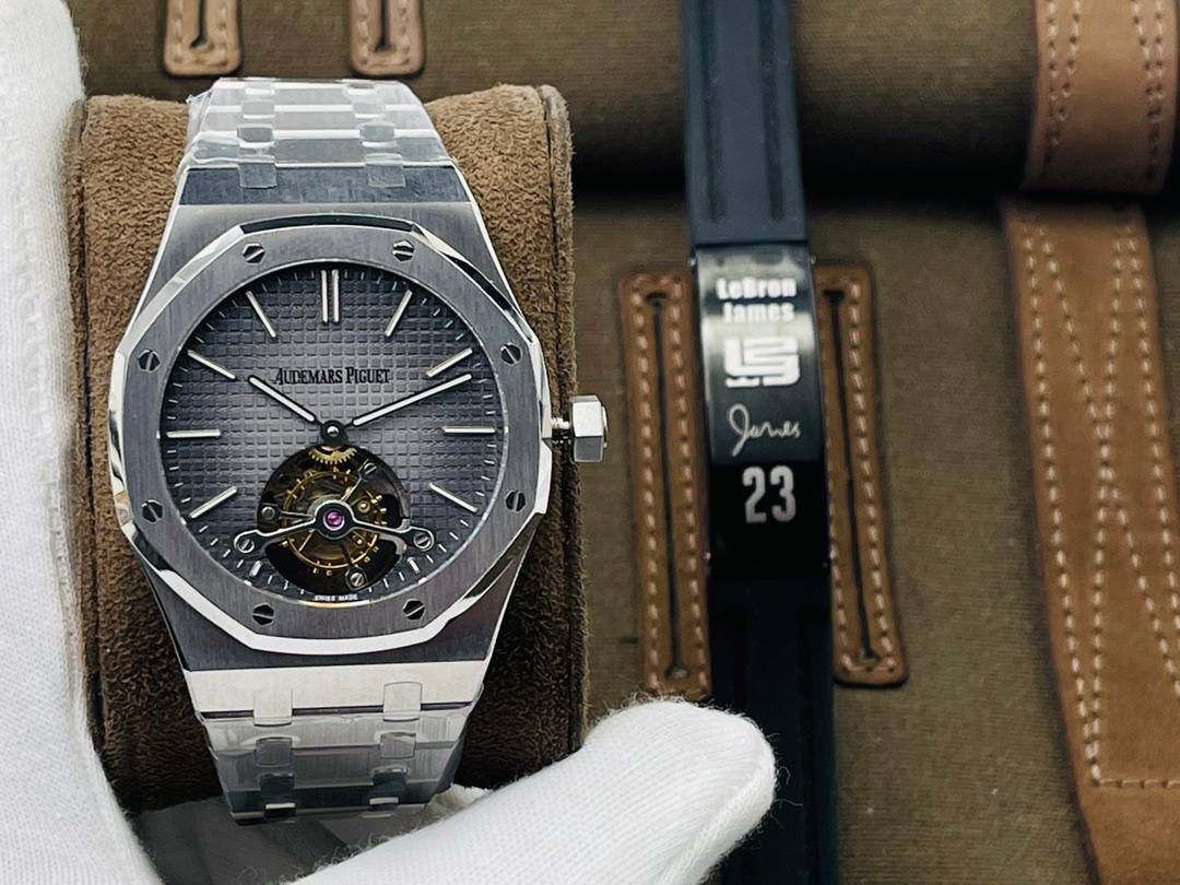 爱彼A P皇家橡树陀飞轮精品腕表 升级细节🔥 1⃣️独家订制Cal.2924机芯，动力储存68小时！ 2⃣️腕表依旧保留的八角形表圈、标志性的六角形螺丝以及经典表带！ 3⃣️皇家橡树系列超薄陀飞轮腕表在经典的“Tapsisserie”格纹上进行再度创新，形成了新的格纹“Tapisserie Evolutive”！熟悉又陌生的表盘格纹装饰带来全新观感，成为这款腕表的点睛之笔。 4⃣️表壳直径为41毫米，厚度为11.2毫米！