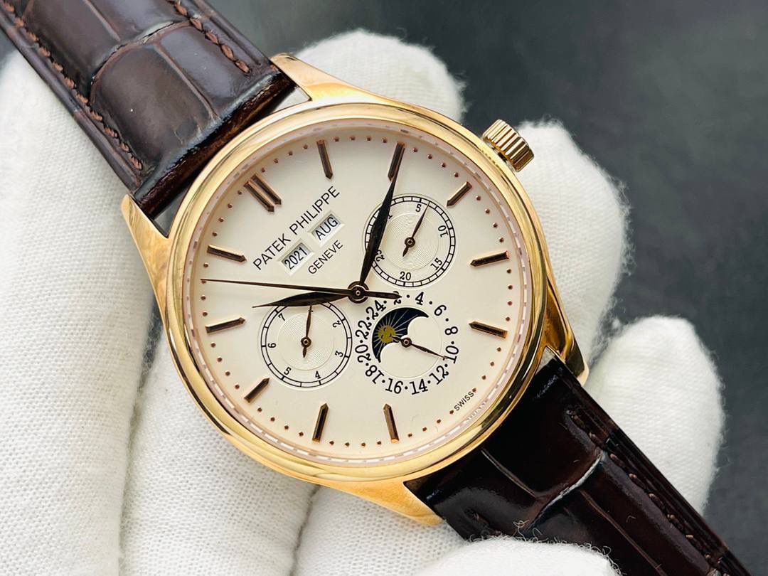 百达翡丽古典超级复杂多功能 万年历功能腕表 团队历时两年多精心设计，不计成本，敢为人先，力求完美，克服重重难关，突破多层技术瓶颈： 1⃣️机芯型号为定制版机芯，质量稳定！ 2⃣️表带为经典意大利小牛皮表带，纹路清晰，质感好。搭配圈市面最顶级的百达灯笼表扣，通用原装无压力。 3⃣️优雅的Calatrava雕花表壳极具个性，42毫米的表径适配大众男性手寸，与专柜一致，非常商务可亦休闲。