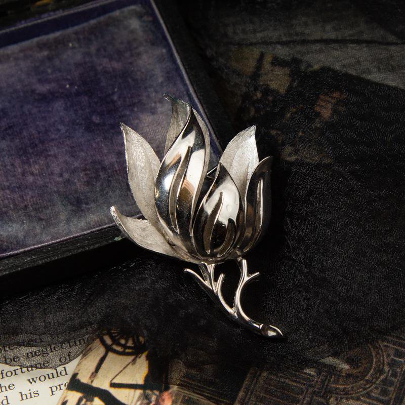 1950-60s Crown Trifari Shiny and Brushed Silver Floral Jewelry Set - Brooch and Clip on Earrings (MN218)