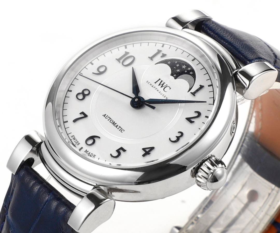 TWC出品 IWC达文西 IW459306 蔚蓝星空，诗意月相，自动月球与印度洋的蓝色水域完美匹配 随着达文西系列以致敬经典的设计回归到大众的视线之中，我们看到了它很多有趣的设计，包括清晰醒目的盘面，现场锋利的剑形指针，当然还有古典的圆拱形表冠，活动式表耳，更加贴合手腕。腕表表底镌刻有“生命之花”，“生命之花”是一个由多重重叠圆环组成的几何造型，是达文西经过深入研究绘制出来的。直径36毫米，自动上链机芯，精钢表壳， 中央秒针附掣停装置，月相盈亏显示，特殊镌刻表底，防水深达30米，动力储备达42小时 ，腕表整体设计得简约大气，且不失细节，很适合成熟优雅女性！