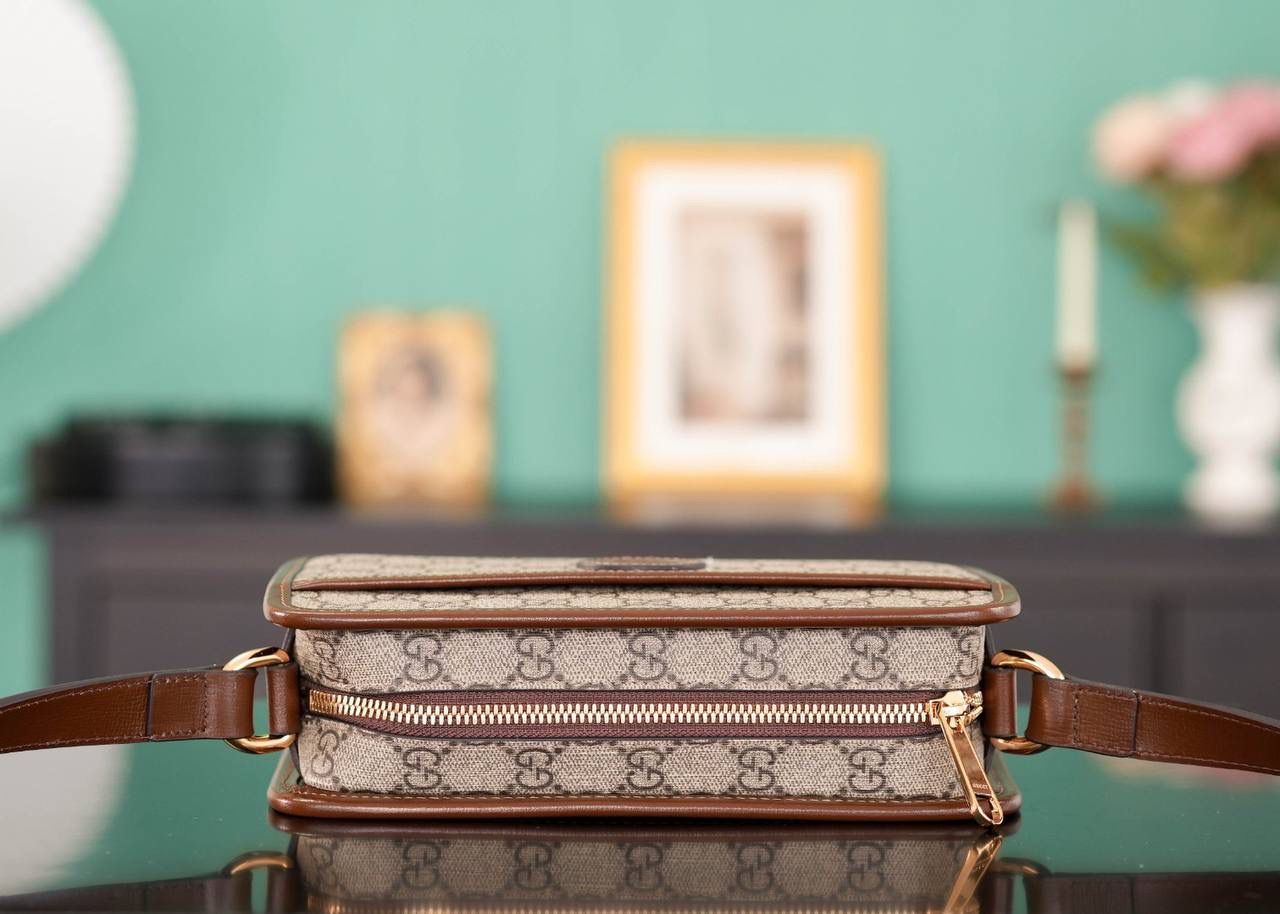 🥯GG Supreme帆布饰互扣式双G迷你手袋 相机包22cm 正品售价,400 小巧玲珑的长方形造型， 融合源自品牌典藏设计的符号元素和材质，打造出令人惊艳的复古风格 包身很轻便，而且空间很好， 体验感巨赞，男女同款，情侣款， 简约的颜值，却别具风格~ 官方款号 658572 尺寸：22.5x14x7cm