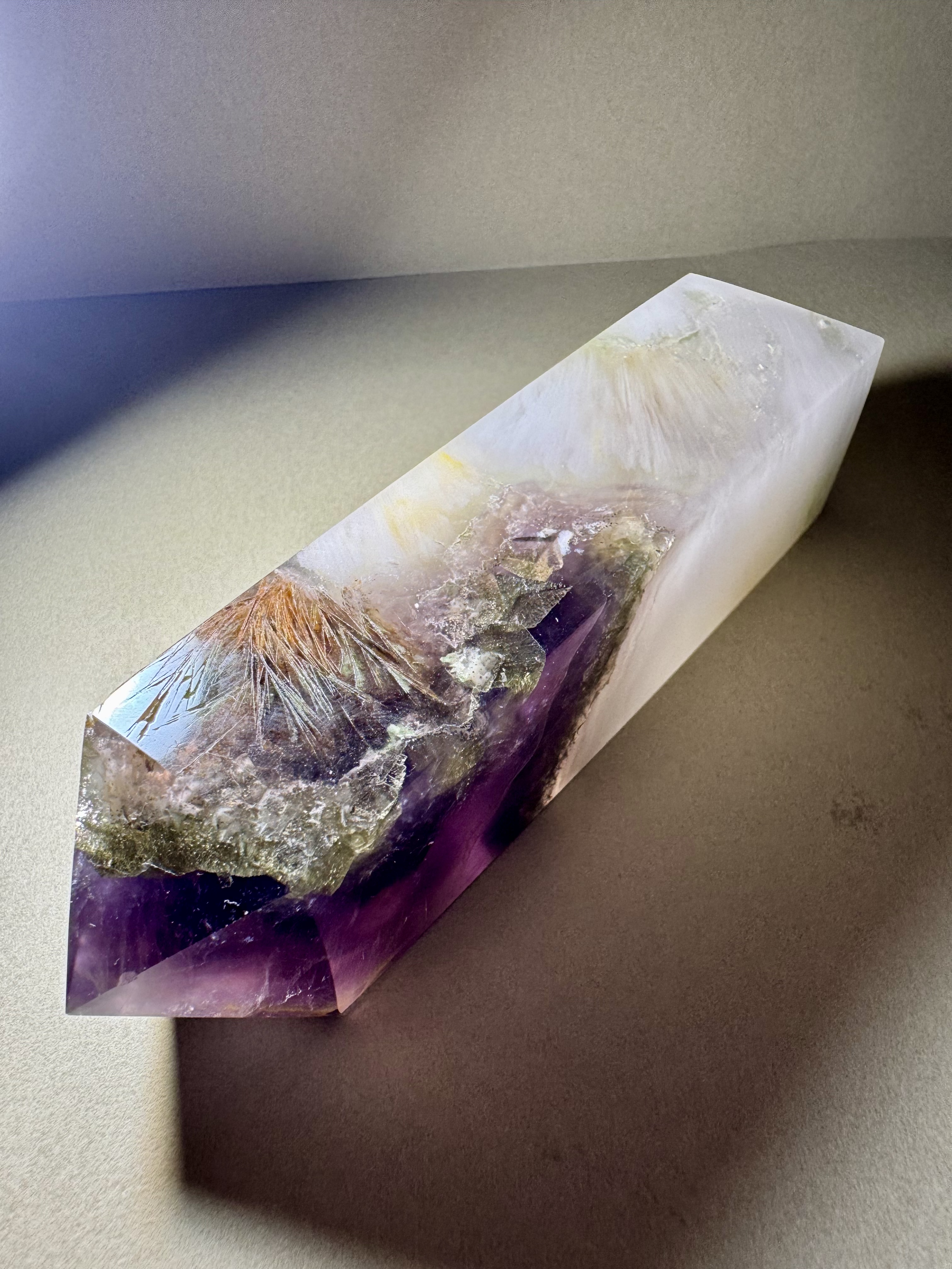 天然水晶柱 － 紫螢石、黃鐵礦、白兔毛髮晶共生