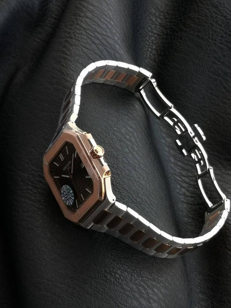 百达翡丽 方形 新系列CUBITUS 5821腕表 亮点特色：1️⃣机芯:搭载定制9015改Cal.26-330 SC一体机，调时不停秒，调时不停秒，摆轮位置均与正品一致，自动上链机芯。2️⃣钢带:316L定制级人体工程学表带，新扣款式。3️⃣表壳:尺寸45毫米厚度仅8.3mm，为表壳对角线长度(即10点位至4点位),因为表壳近似于方形，上下边的宽度会小于这一数值，所以视觉效果并不是很大。 搭配上，5821属于运动风格腕表，日常搭配正装和休闲风格也可以。