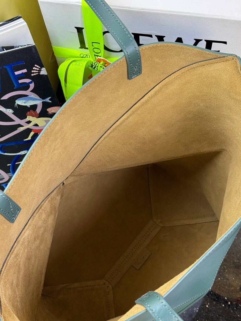 🎈*中号𝐏𝐮𝐳𝐳𝐥𝐞 𝐅𝐨𝐥𝐝折叠手袋👜*（香根草绿） ——全新【𝗡𝗘𝗪】升级‼️ 延续经典𝙋𝙪𝙯𝙯𝙡𝙚的标志性几何裁剪设计，新晋顶流🅰️𝙋𝙪𝙯𝙯𝙡𝙚 𝙁𝙤𝙡𝙚 𝙏𝙤𝙩𝙚以折纸包为灵感，升级成🉑完全折叠‼️的结构，立体与平面任意切换，出差旅行🧳必备单品。小牛皮材质轻且柔软，𝐌𝐢𝐧𝐢尺寸搭配一条可拆卸式肩带，手提，肩背，斜挎多样化背法✨ 尺寸：𝟐𝟓.𝟓-𝟏𝟒.𝟓-𝟑𝟏.𝟓𝐜𝐦 款号：052316