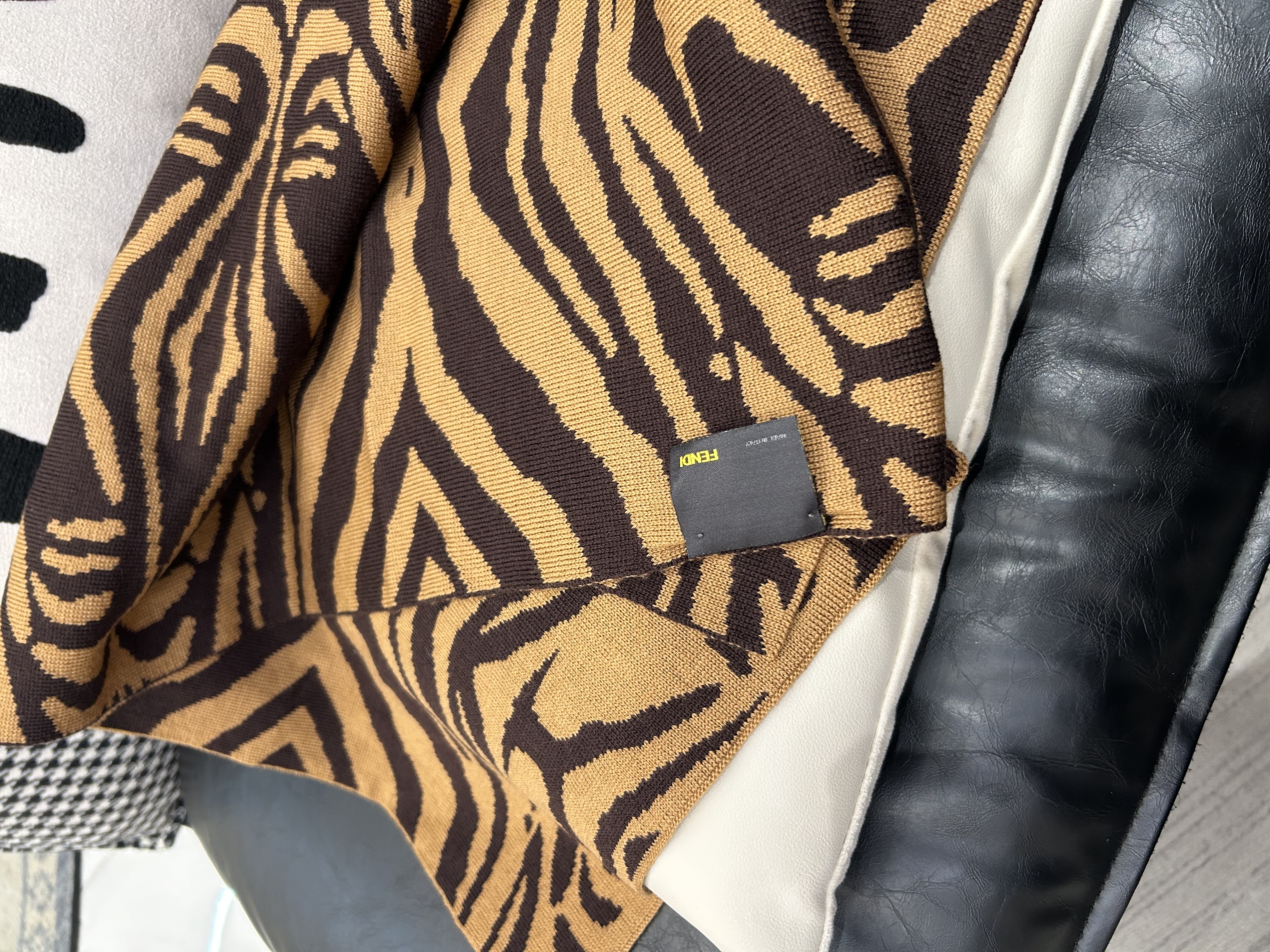 Fendi wool scarf 羊毛頸巾 100%Authentic, 99%New