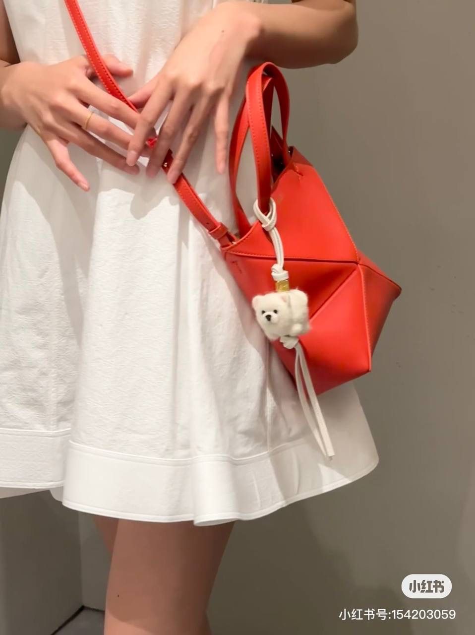 *𝐏𝐮𝐳𝐳𝐥𝐞 𝐅𝐨𝐥𝐝折叠手袋👜* ——全新【𝗡𝗘𝗪】升级‼️ 延续经典𝙋𝙪𝙯𝙯𝙡𝙚的标志性几何裁剪设计，新晋顶流🅰️𝙋𝙪𝙯𝙯𝙡𝙚 𝙁𝙤𝙡𝙚 𝙏𝙤𝙩𝙚以折纸包为灵感，升级成🉑完全折叠‼️的结构，立体与平面任意切换，出差旅行🧳必备单品。小牛皮材质轻且柔软，𝐌𝐢𝐧𝐢尺寸搭配一条可拆卸式肩带，手提，肩背，斜挎多样化背法✨ 尺寸：𝟏𝟔.𝟓-𝟗.𝟓-𝟐𝟎cm 款号：052322