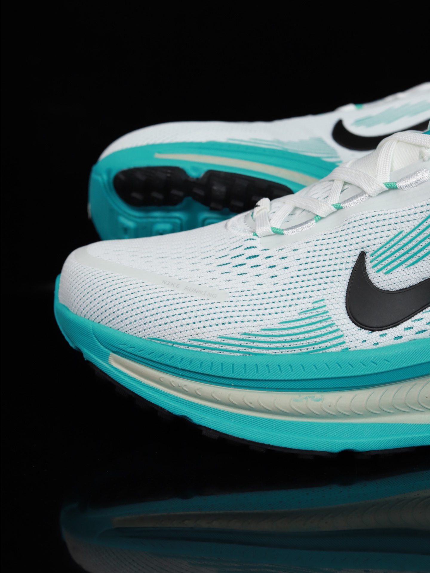 Nike Vomero 18 HM6803-103