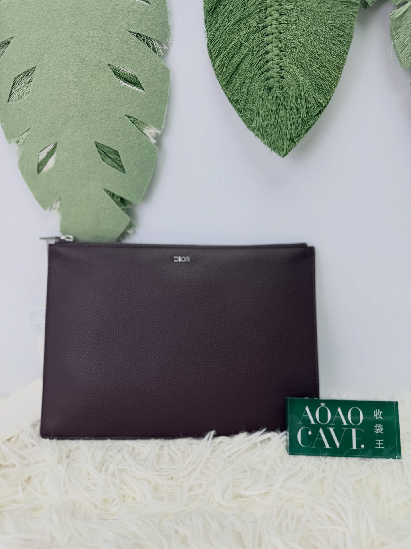 Dior🌟紫色牛皮 公文包 手拿包💜  27*0.5*19cm  內裡有放卡片位置❣️  #AOAOCAVEDIOR🫶🏻  配件 - 塵袋🫶🏻 💰價錢 - $2680 NEW  #收袋王  喜歡的話快點pm我們💓 銷售熱線51111 321  我們服務包括有：手袋飾物回收、手袋置換(一換一、一換多也可以） 、專業手袋鑑證、專業手袋護理  購買方法 🏢親臨門市 荃灣南豐中心15樓1521室（荃灣地鐵站a出口1分鐘到）敬請預約 ❤️只賣正品正貨，任驗💓🫰🏻 ❤️‍🔥本店為香港註冊公司絕對真貨，信心保證👍🏻 🫰🏻本店設有鑑證服務，有駐場鑑證師  ✨歡迎追蹤我哋各個平台緊貼最新優惠x貨品🔥😍 👇🏻👇🏻👇🏻👇🏻👇🏻👇🏻👇🏻👇🏻  ⭐️Instagram: aoaocave  🌈Facebook: aoaocave收袋王  🔥Carousell: acluxuryhk  👆🏻👆🏻👆🏻👆🏻👆🏻👆🏻👆🏻👆🏻  ___________________________  Disclaimer🫰🏻All trademarks and copyrights are reserved to the original brand holders. @AOAOCAVE sells only authentic goods and is not affiliated with any of the brands mentioned.  @AOAOCAVE 跟任何品牌無關，而且沒有持有任何品牌資版權，亦沒有與任何品牌合作。所有商標及版權歸屬於品牌坊所有，帖子只作分享用途。  #aoaocave #acluxuryhk #手袋回收 二手名牌手袋 名牌買賣 女名牌名牌手袋名牌代購中古名牌二手名牌手袋