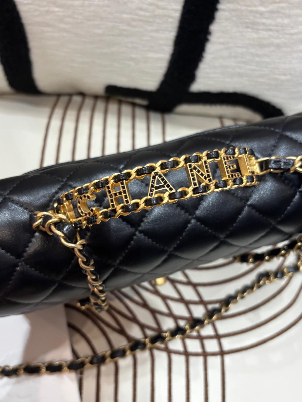 未使用品 Chanel flap bag with handle 黑色牛皮金扣留空手柄 24C，100%Authentic, 99%New unused  ✅收據✅晶片✅Dust bag✅box