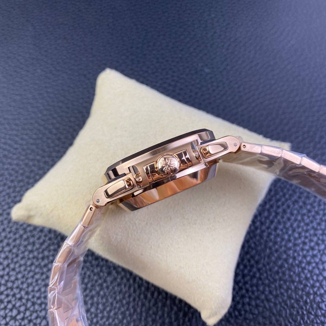 —百达翡丽鹦鹉螺5980/1A-014多功能计时腕表V2版本，真小秒、真功能！【表壳】腕表尺寸40.5毫米，同正品一致的枕型表壳采用正面拉丝，侧面抛光的两种工艺组合，层次感分明，质感十足。尽显精湛工艺。【表带】采用原装表带一比一量身打造，每节表带的中央抛光部位，都能呈现钻石的形状，尽显高级质感。【机芯】3K厂采用定制版PP.CH28-520机芯，完美还原正品，时分秒，日期，和计时大秒功能。