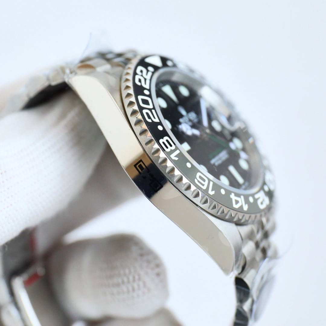 C厂 劳力士 ROLEX 🎮MK5 GMT格林尼治升级版。采用正品一致904L钢材，一体成形的陶瓷白金字体圈口与正品一致。🎮全新3285一体机芯。同步正品GMT针通过正反调时间及日历，配件通用原装。904L钢表壳表链，蓝宝石镜面，超级夜光，双向陶瓷旋转表圈，折叠表扣