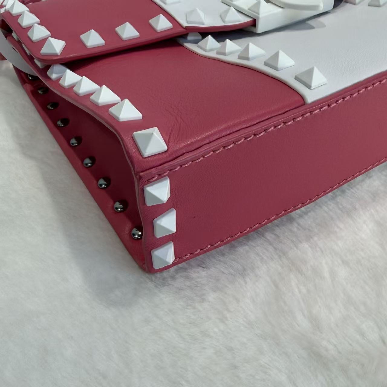 Valentino 鉚釘斜挎包 粉色系搖滾風格飾釘元素