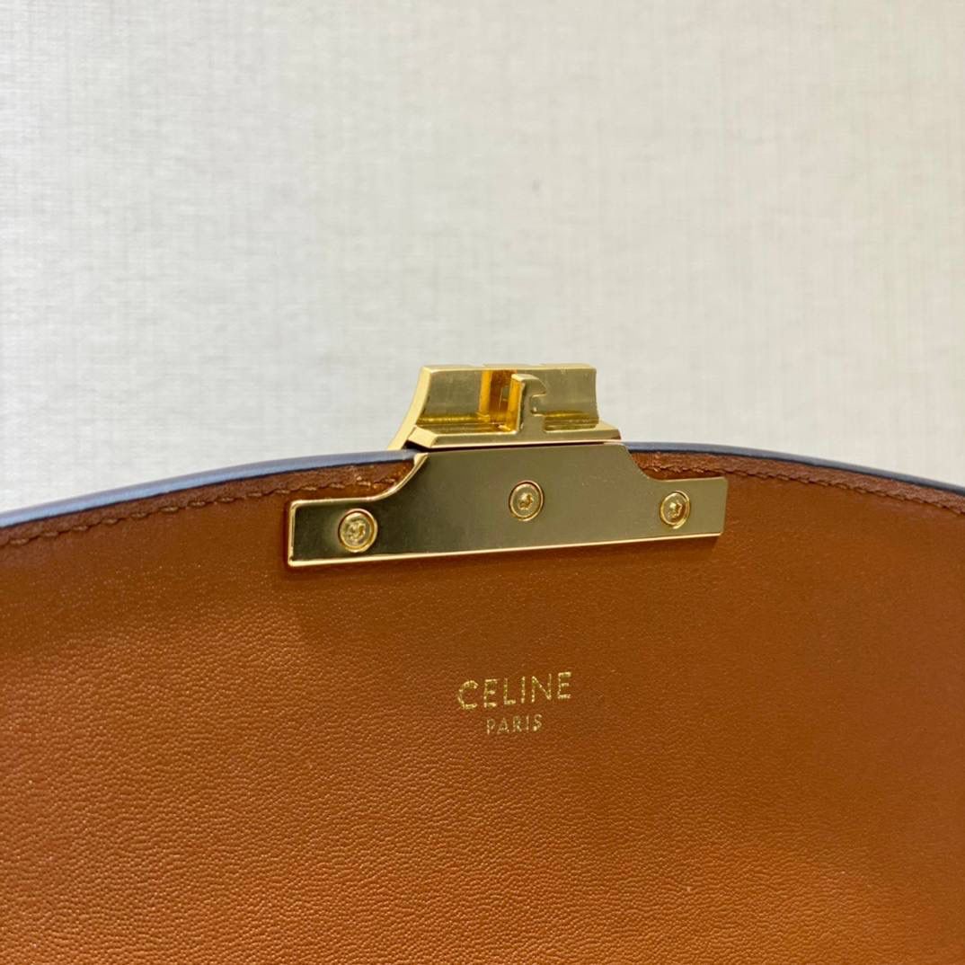 🔥大货实拍图 𝗖𝗘𝗟𝗜𝗡𝗘 ♥ 𝗧𝗥𝗜𝗢𝗠𝗣𝗛𝗘 𝗧𝗘𝗘𝗡 𝗕𝗢𝗫小号 在原来的锁扣上加了CELINE首字母凯旋门扣，完完整整的巴黎血液注入啊！将复古元素与品牌一向拿手的利落线条相结合，气质 高贵！ 型号：188882 小号尺寸：18.5*14*6cm