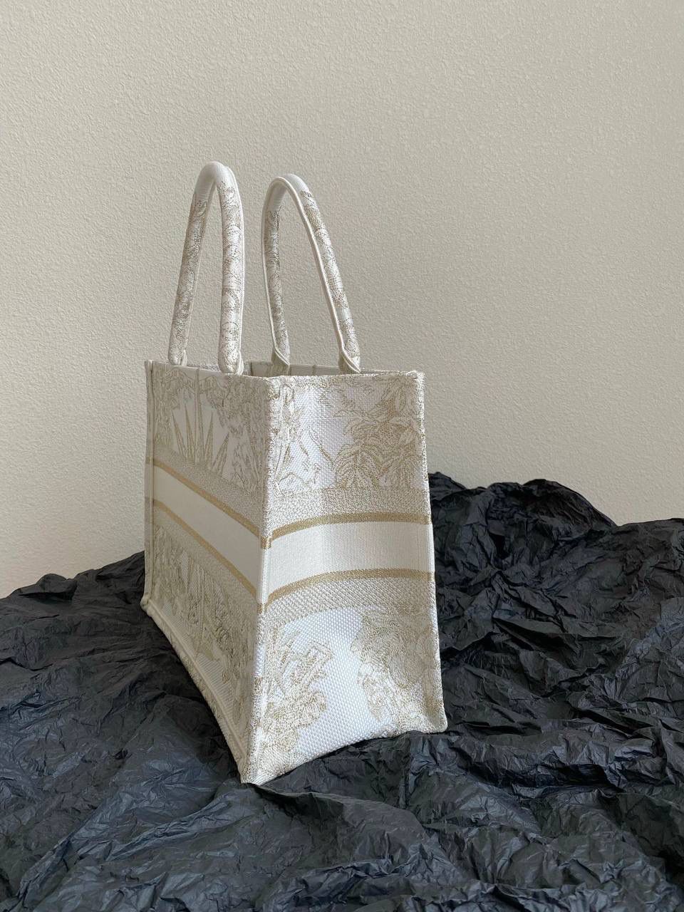 🈶金色中号 𝗖𝗗 𝗕𝗼𝗼𝗸 𝗧𝗼𝘁𝗲 23圣诞限定🎄 今年的无限梦境主题也太戳了！ 如星光璀璨，如宇宙般浩瀚 中间的星星宛如从海中诞生的维纳斯💕🥰 太有视觉冲击力了，神秘而梦幻 像我们每个人都是星辰～ 浪漫到极致，这系列很难不买啊 36×27×16cm