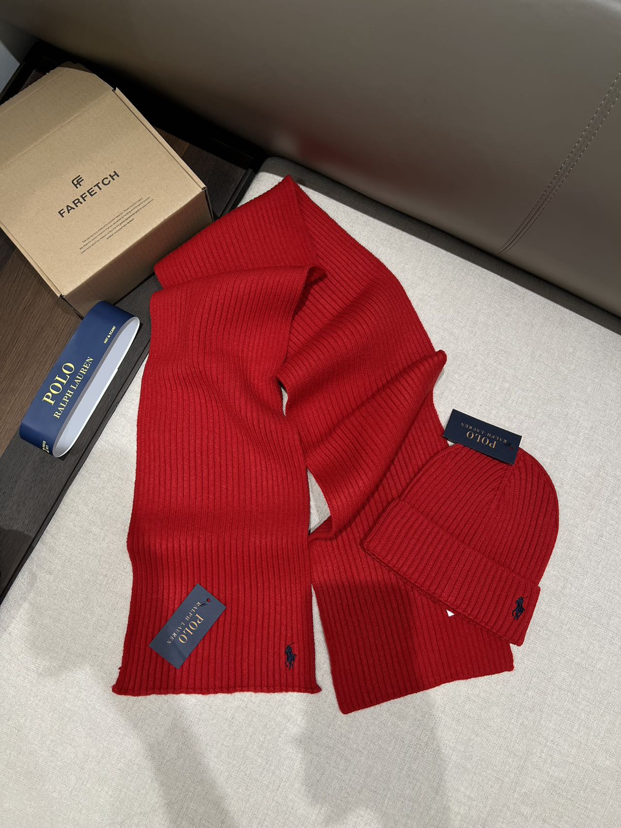 $128套。Ralph Lauren 小馬帽飾圍巾套裝