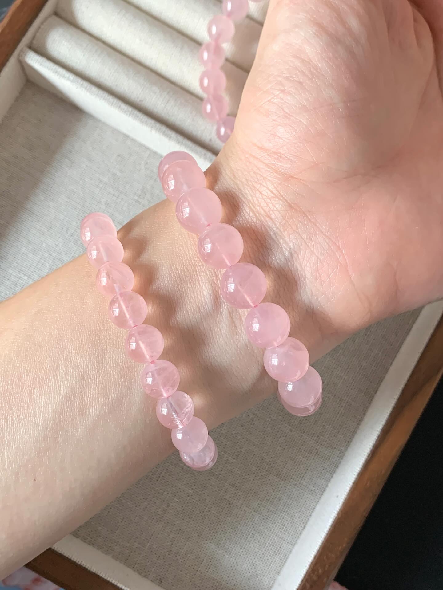 高货粉晶 ｜High grade Rose quartz8m+ RM14810m+ RM168粉晶的功效主要集中在情感與人際關係方面，包括「愛情之石」之稱的招桃花運、增進人緣和生意緣。它也被認為能平衡心輪，有助於舒緩緊張情緒、療癒情感創傷，並提升自信心。 Rose quartz is a pink crystal associated with love, compassion, and emotional healing, believed to open the heart chakra to promote self-love, forgiveness, and inner peace. It’s used in energy work, meditation, and skincare tools like gua sha and rollers, which are said to boost circulation, reduce puffiness, and promote a radiant complexion. While not scientifically proven, proponents suggest it can soothe anxiety and grief, foster positive relationships, and even attract love when placed near a bed. #粉晶 #粉晶水晶 #粉晶原石  #rosequartz #gemstone #naturestone #crystalhealingjewelry #马来西亚水晶网店
