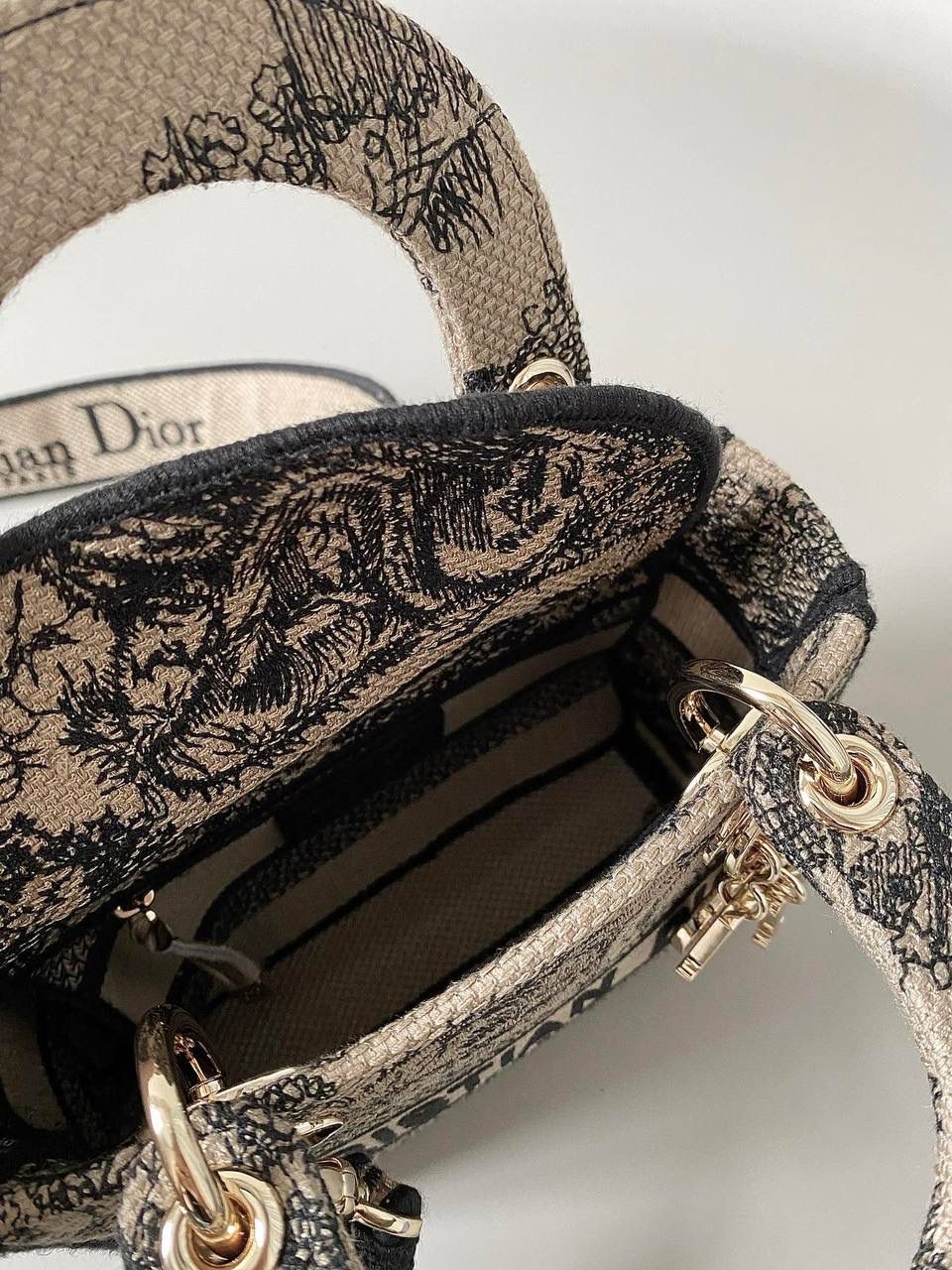 🈶浅咖迷你 ✨𝗖𝗗 𝗟𝗮𝗱𝘆 三格刺绣"丛林老虎" 老虎系列不断推出新的颜色 不得不说冬季的浅咖色系非常好看 温温柔柔，有种复古的法式浪漫风阿 17×15×7cm