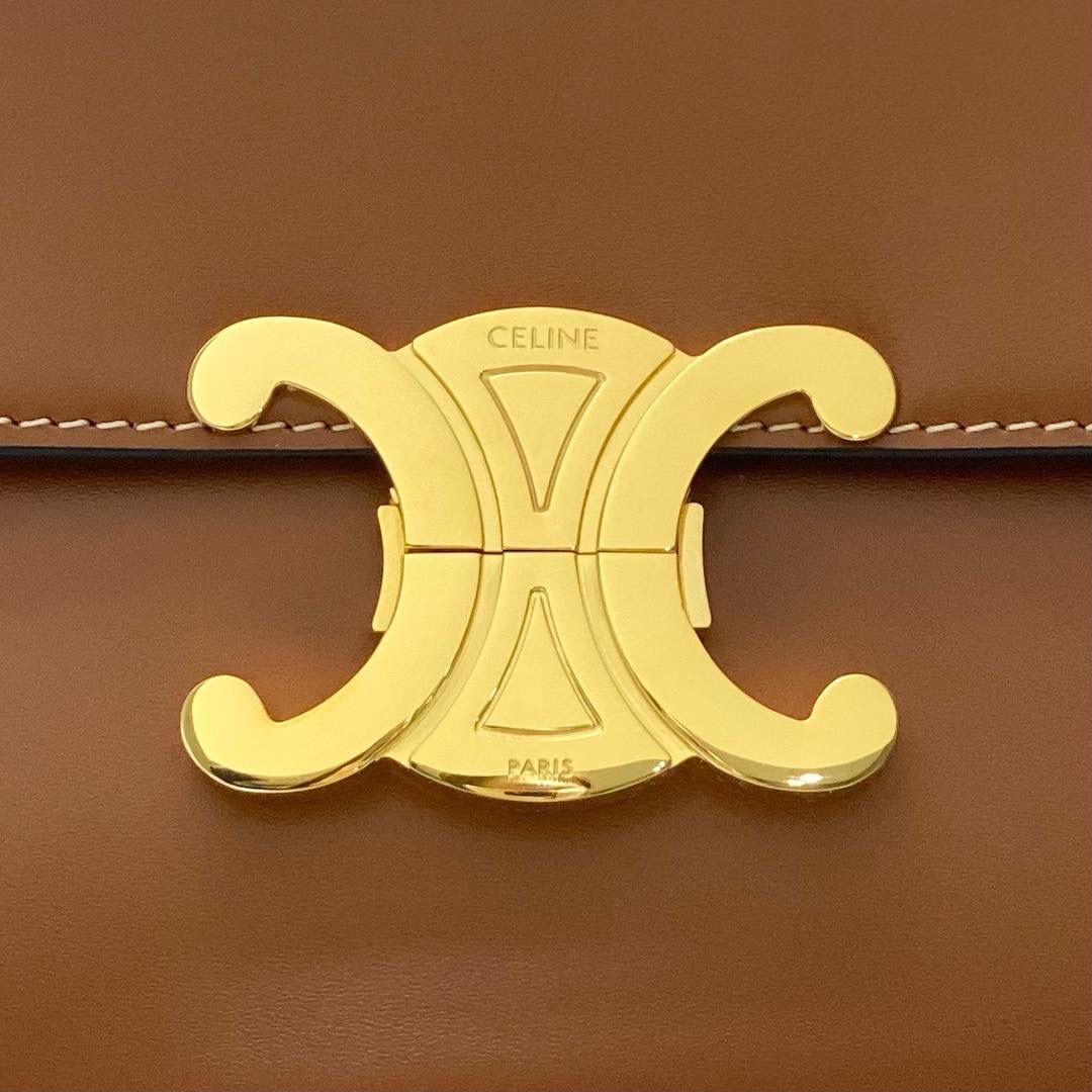 🔥大货实拍图 𝗖𝗘𝗟𝗜𝗡𝗘 ♥ 亮泽牛皮革链条包 型号：197413 尺寸：33*13*5cm