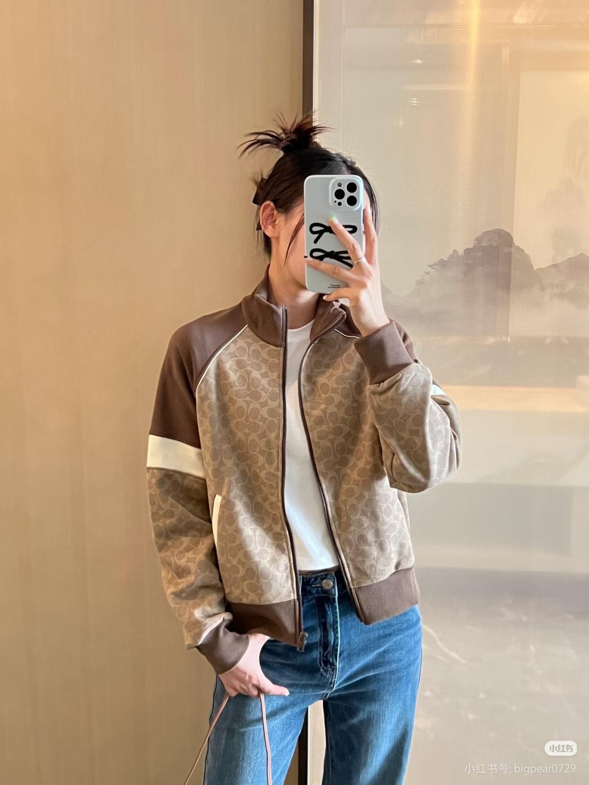 $280件。 C×oach 立領滿印拼接外套