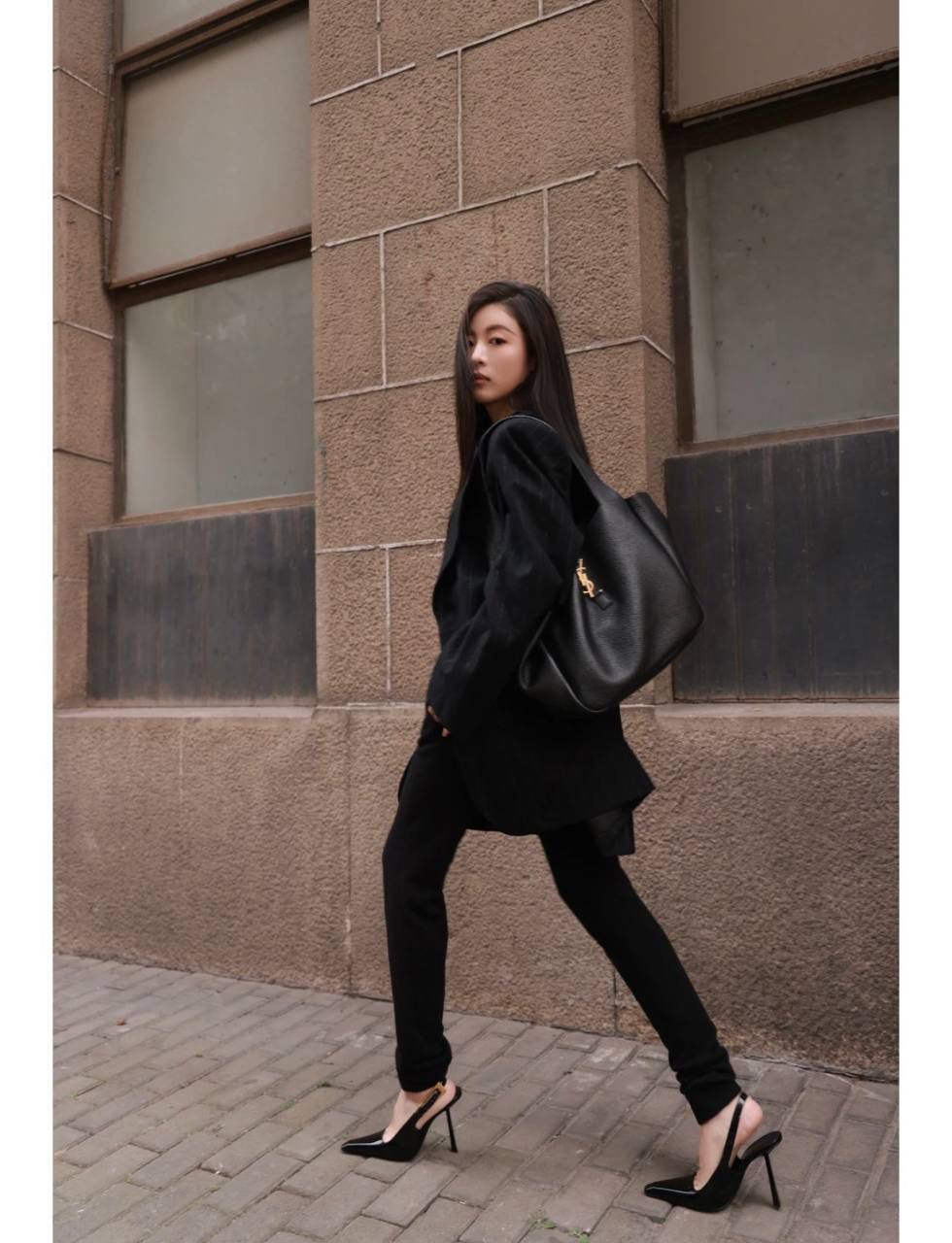 ys1 bea 鹿皮hobo tote🖤 又有漂亮又实用的大托特咯 hobo系列的延伸款 多了两个"翅膀"，哈哈，可曲可伸两种形态， 花一份钱等到了两个包，薅羊毛了哈哈哈 放14寸电脑💻no problem👌🏻 他们家的大包真的可以给人力量和自信感 这只用的居然是鹿皮，不是普通牛皮 整只包赢就赢在了皮料上 务必注意区分！ 50×28×18cm763435m