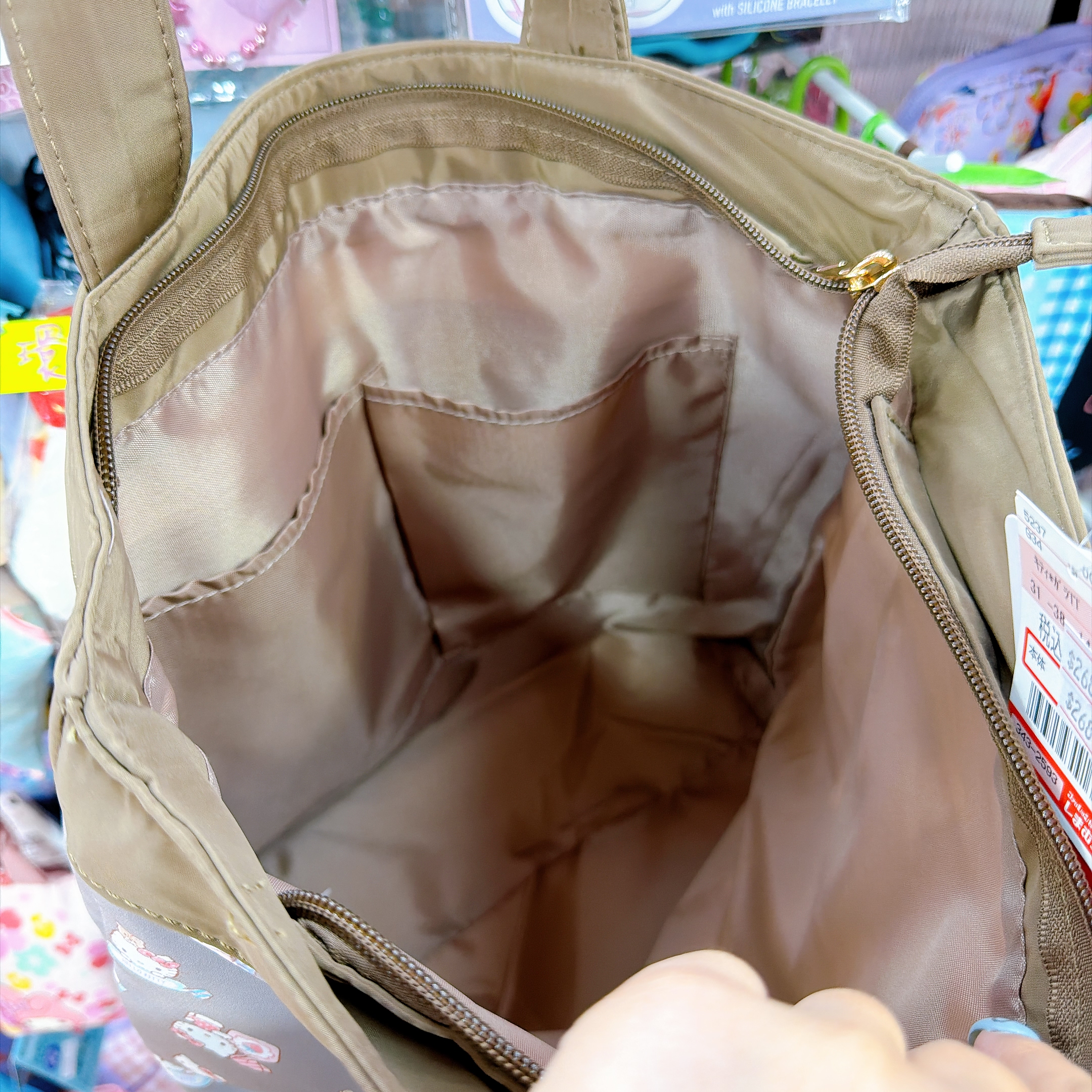 日本直送日本版，Hello Kitty手挽袋 有拉鍊大容量跣水質地