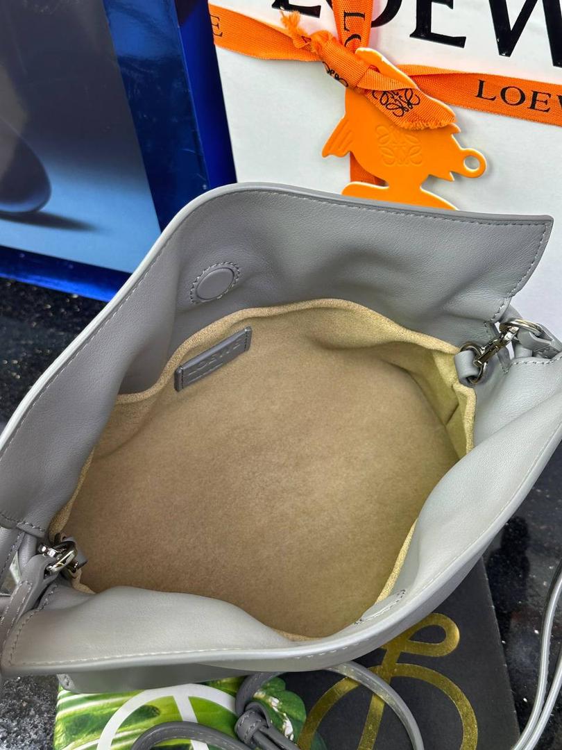 全新升级—𝙁𝙡𝙖𝙢𝙚𝙣𝙘𝙤出货啦✅ ❤️升级版福袋正面新增品牌烫金𝙇𝙤𝙜𝙤代替压印𝙇𝙤𝙜𝙤，肩带加宽同时增加两侧狗扣五金代替原本皮穿扣肩带，精致又便捷🥰 ❤️独家定制皮料五金，小牛皮皮质手感十分柔软且耐用，肩带🉑拆卸🉑调节，多种背法任你选择，容量超大，日常出行必备😍 ❤️独家品控，完全对版细节，全套礼盒🎁包装给你满满的仪式感🥰 迷你尺寸：𝟐𝟑.𝟗-𝟏𝟖-𝟗𝐜𝐦 款号：052030珍珠灰/新