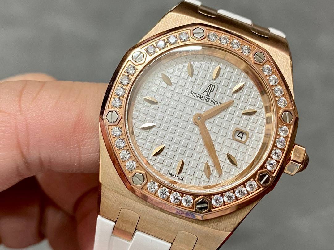 爱彼67601 尺寸33mm 全网女神看过来😍😍这款爱彼女表才是最具有性价比的… 爱彼皇家橡树系列型号67601石英腕表，皇家橡树系列独有的八角形外观还拥有爱彼独特的设计风格也将女士优雅风格融入其中，深受女明星们的爱戴，表带澳洲湾鳄鱼皮，即使只有33毫米的小尺寸，也将爱彼独有的纯净美感与刚毅线条展现的淋漓尽致💝💖💘而镶满钻石的表圈也为佩戴的女士增添了更多的柔美。（32颗明亮式切割美钻）巴蒂镶嵌一枚半透明凸面蓝宝石，搭载瑞士进口石英机芯，拥有实用的日历显示功能，女士们佩戴起来不会显得沉重 ！