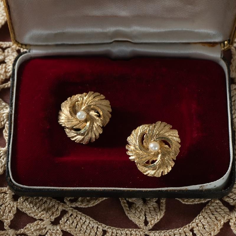 American Brand BSK C.a. 1960s Golden Swivel Floral Faux Pearl Clip Earrings (MT800)