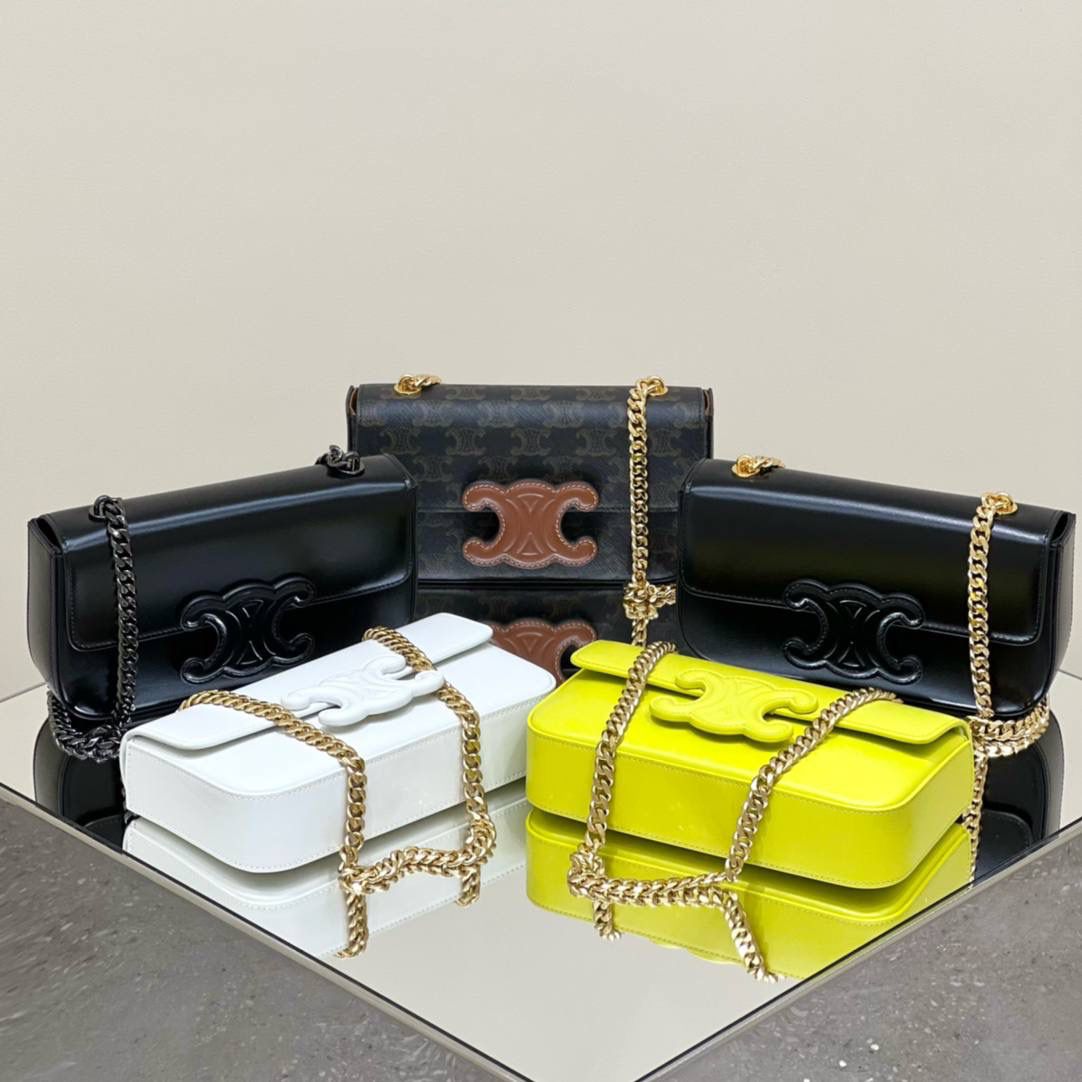 𝑪𝒆𝒍𝒊𝒏𝒆凯旋门腋下包从皮带变成链条款，玩味又年轻时尚，同色logo的设计也足够时髦，反正是不该看，看了挪不开眼🫣