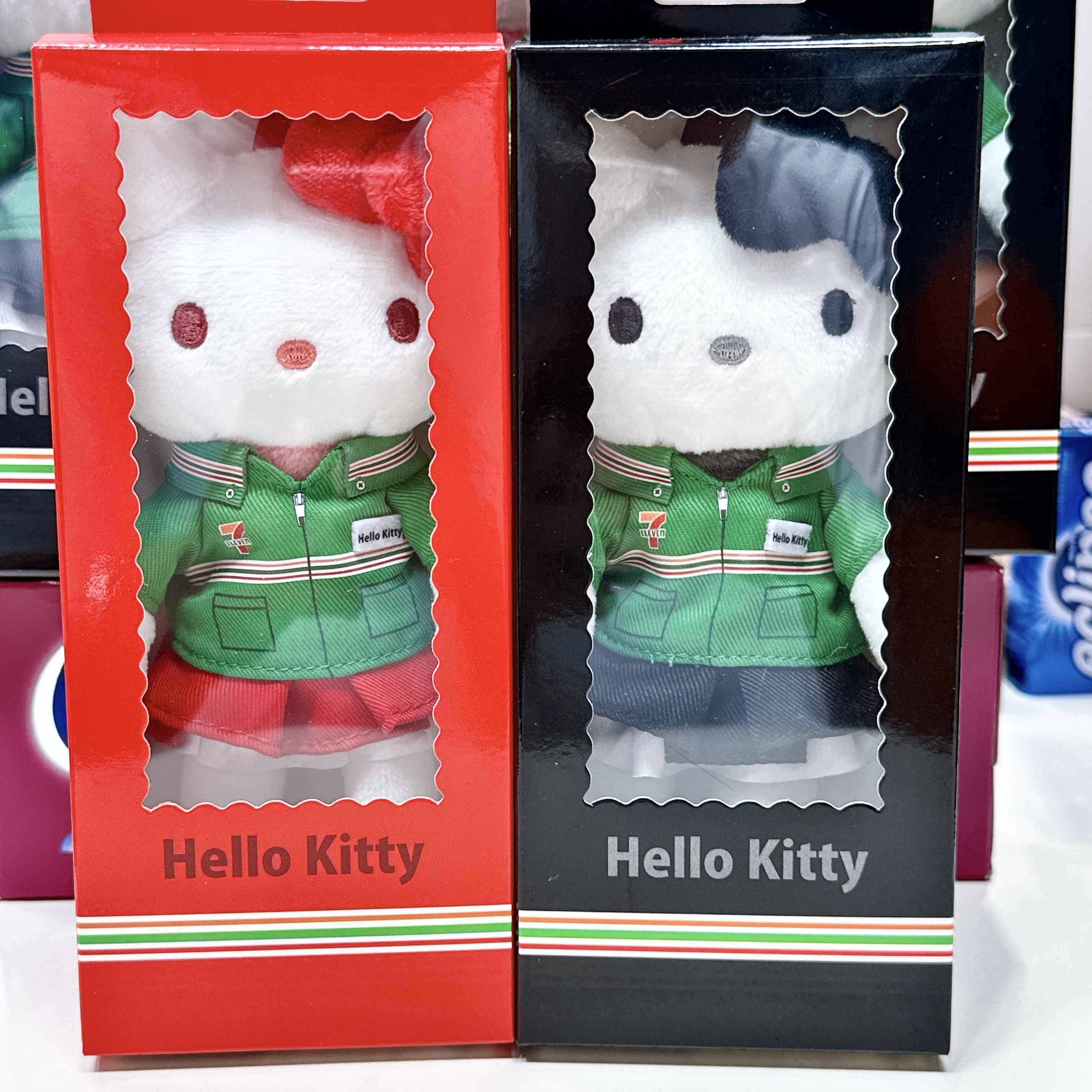 日本Hello Kitty x 7-11便利店限定員工造型👉🏻長腿公仔掛飾