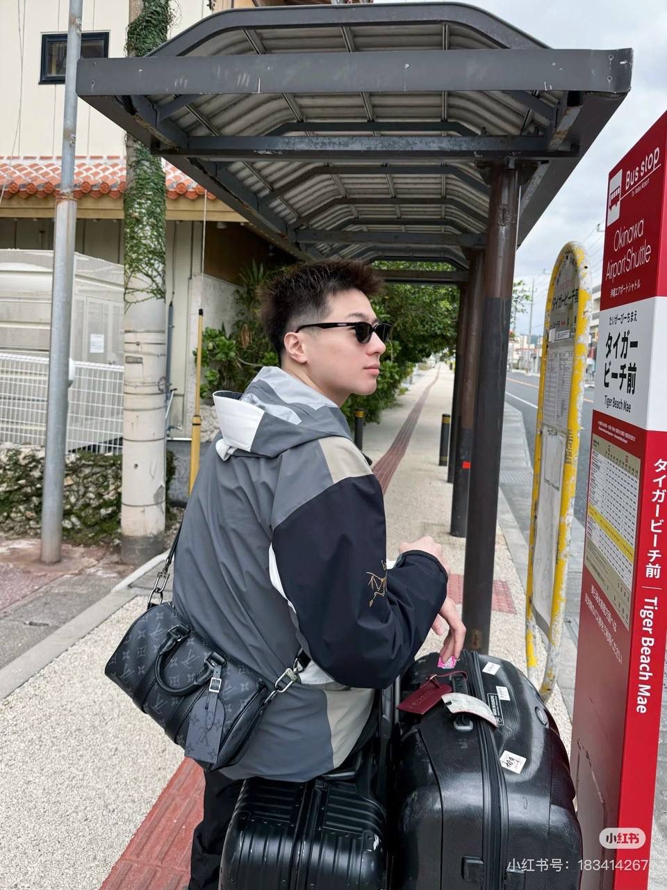 LV Keepall 黑老花系列 🖤✨ 潮男最爱款，男女都能背 😎 低调黑老花拼灰色，帅气又百搭， 小巧但很能装，随便一背就很有型，凹造型神器 💯 经典 Eclipse Reverse 帆布，老花两侧倒置设计，低调中带一点小巧思～牛皮包边＋宽肩带，背重也不累 👍配皮革手柄＋可拆可调节肩带，手提、肩背、斜挎都行 📏 尺寸 小号：25 × 15 × 11 cm 中号：35 × 17 × 21 cm