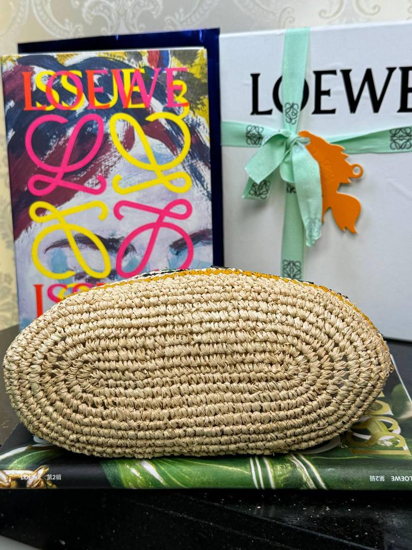 🎈𝙋𝙖𝙪𝙡𝙖 𝙞𝙗𝙞𝙯𝙖 迷你酒椰草编包𝙎𝙡𝙞𝙩🧺 ——【黑色拼色到货‼️】 面料：进口拉菲草/牛皮 尺寸：𝟑𝟎-𝟖-𝟑𝟎𝐜𝐦 编码：652405 （下单须知：由于天然纤维材料特别，带毛刺，日照时间长短不同，颜色略有变化，纯手工编织制作而成，每一只都独一无二，每个包的尺寸也有所不同‼️完美主义者慎入⚠️） 👉🏻此款草编包由纯进口拉菲草叶手工编织制作而成，搭配有一条可拆卸的刺绣宽肩带，可斜挎/肩背/手提等多样化背法❤️时尚清新，软塌不定性，慵懒又随性，夏日出行必备‼️