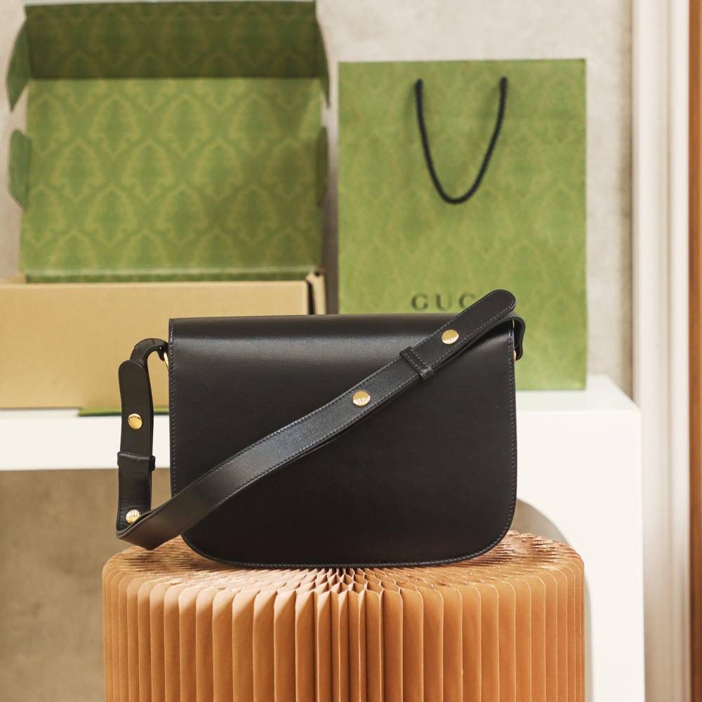 ▪️𝟭𝟵𝟱𝟱 𝐇𝐨𝐫𝐬𝐞𝐛𝐢𝐭马衔扣#602204# 正品皮▪️ ☑️尺寸：25*18*8𝙘𝙢 𝙃𝙤𝙧𝙨𝙚𝙗𝙞𝙩 1955马鞍包全皮系列， 全皮的质感看起来更加上档次， 更加有时尚感，标志性的马衔扣五金， 搭配经典的复古线条与现代精神巧妙融合， 不仅看起来有复古的味道，却不失时尚的高级感， 采用皮革材质相映成趣， 搭配可调节的肩带，给予日常不同的背法！ 隔成设计，更加人性化使用！ 给人透出低调而大气的气质！🔥🔥