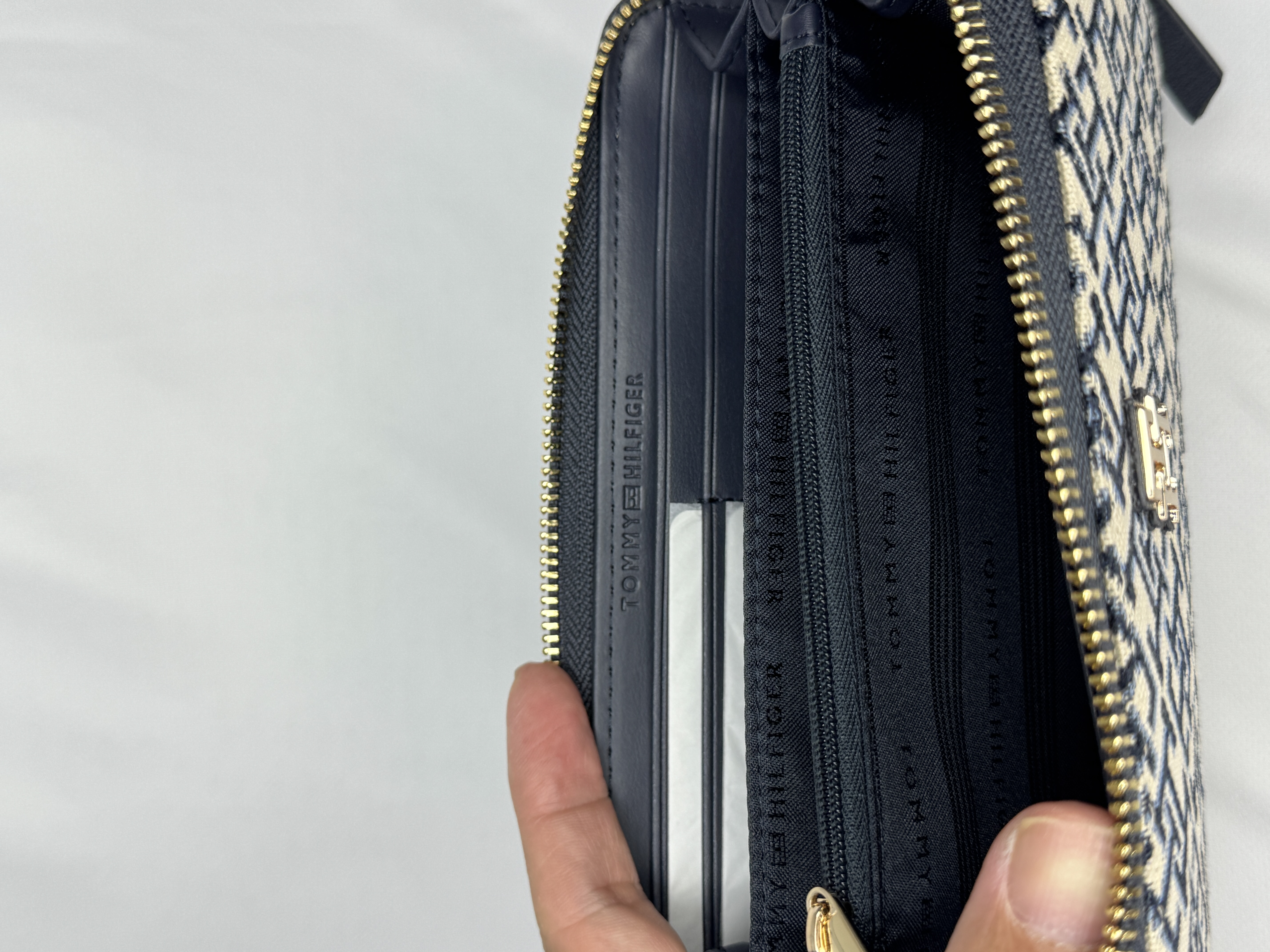 Tommy Hilfiger Monogram長銀包 (香港現貨)