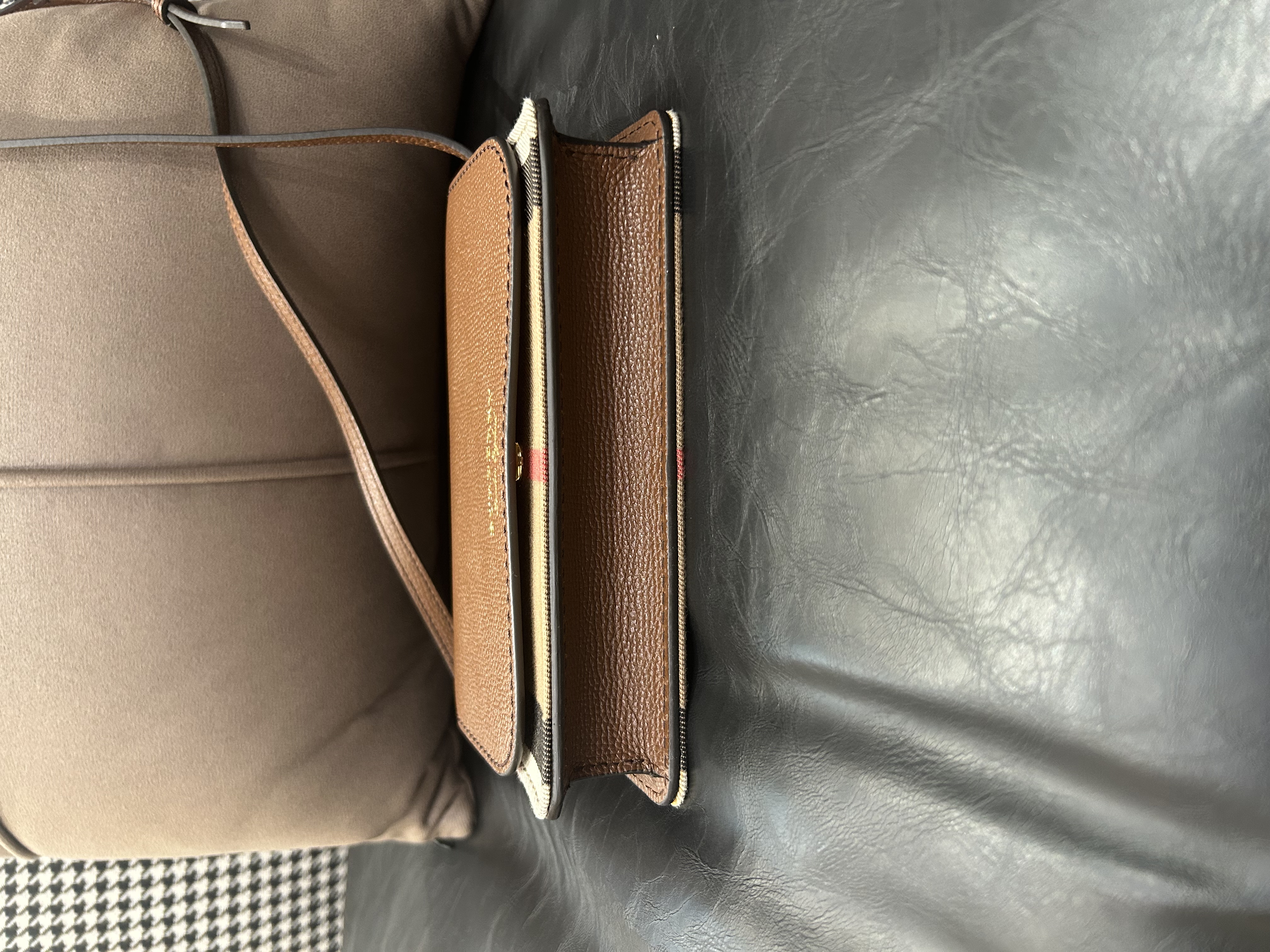 Burberry crossbody bag  100%Authentic,98%new ✅dust bag 