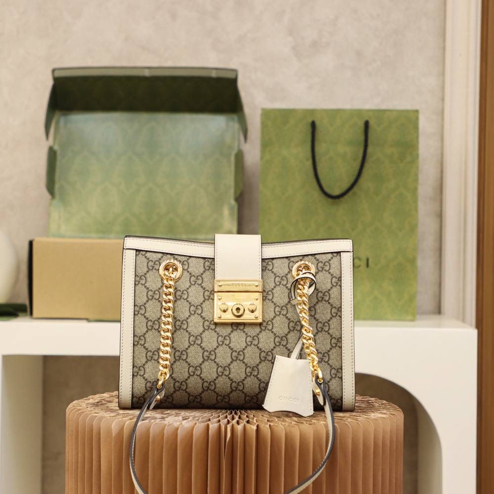 🔺𝐏𝐚𝐝𝐥𝐨𝐜𝐤系列小号 原厂皮#498156#🔻 ☑️尺寸小号：26*18*10𝐜𝐦 中号：35*23.5*14cm 𝙋𝙖𝙙𝙡𝙤𝙘𝙠系列是𝙂𝙂家族里的王牌产品 非常王炸的一个系列🌟 被众多博主已经明星不断的种草推荐 配有钥匙扣金属和购物袋🛍️的造型设计， 搭配经典的味道，呈现出一种高级的美， 小号尺寸更加适合喜欢日常通勤风以及休闲风的人， 通勤和休闲皆可，百搭显气质！